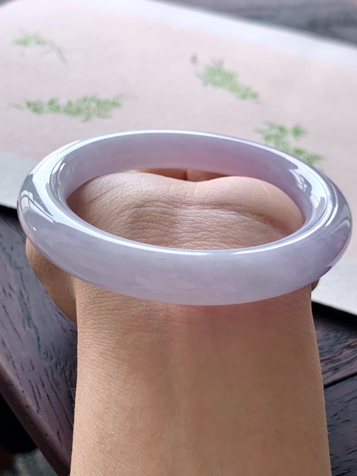 【手镯】️圆条 圈口 57 58
【尺寸】56.3-10.3-10.6
【说明】莫奈花园 冰紫罗兰 种老细腻 缅甸A货翡翠 完美