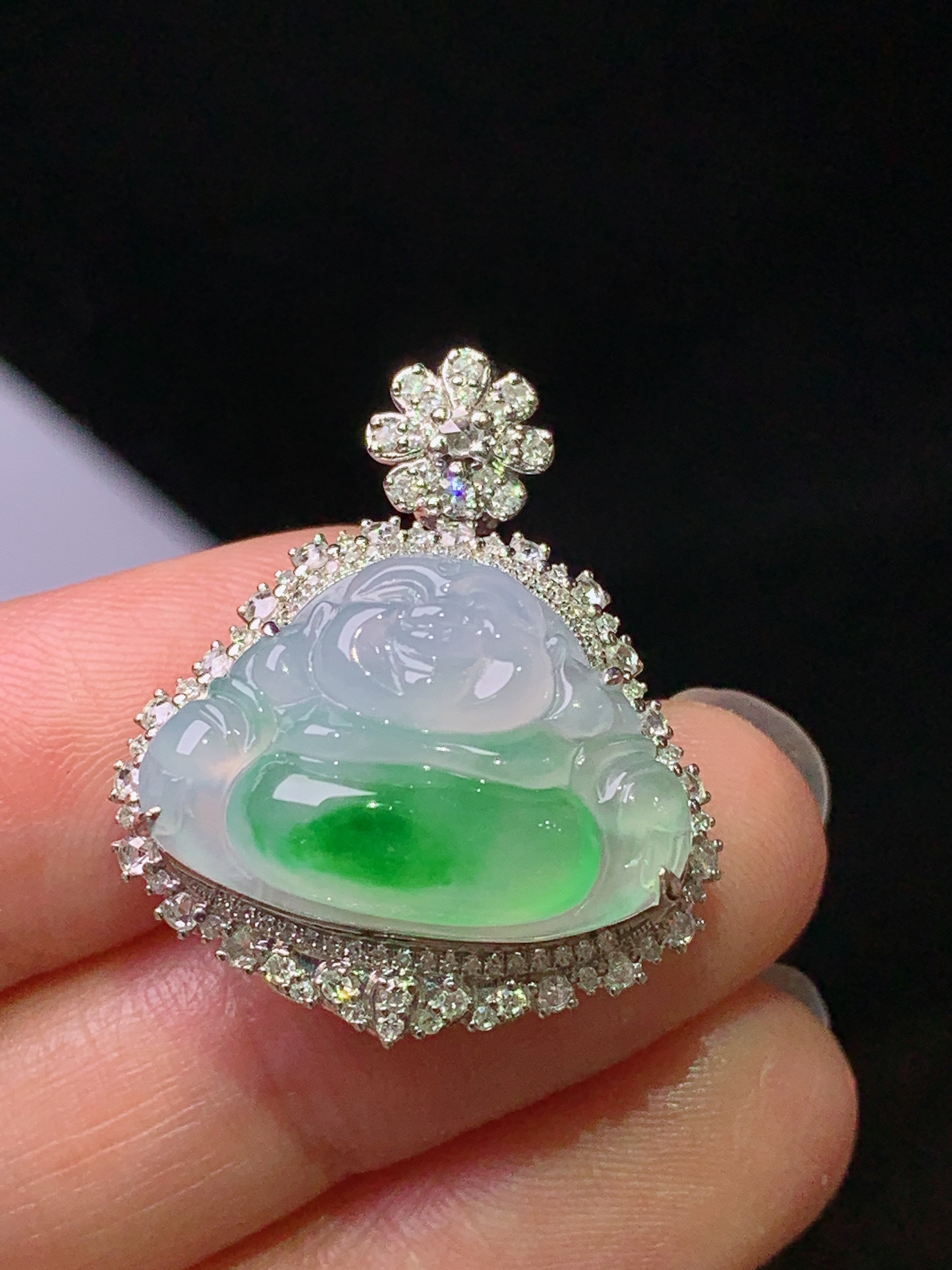 18k金钻镶嵌飘绿佛公吊坠 玉质细腻 色泽艳丽清新 水润亮眼 整体尺寸27.6*23.3*13y4