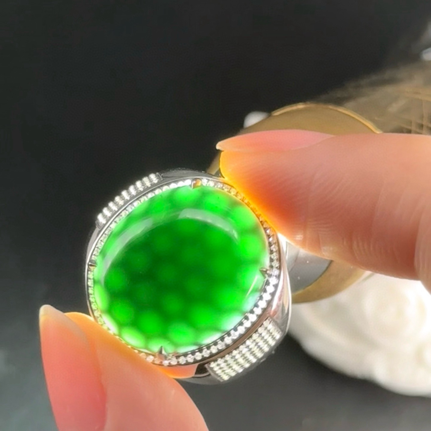 精品18k墨翠男戒 种好色正 黑度极好 打灯通透 油性十足  尺寸17.9