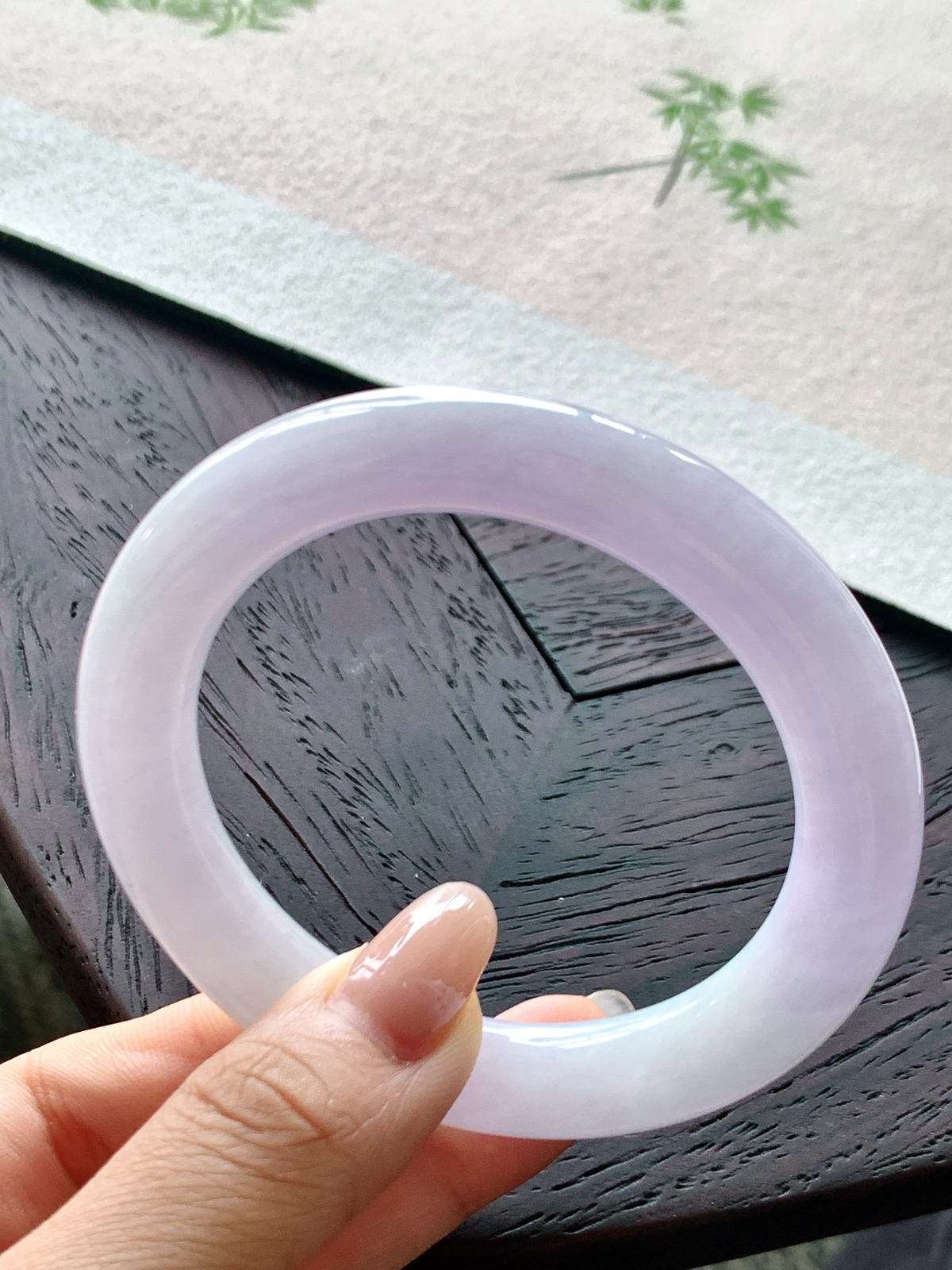 【手镯】️圆条 圈口 57 58
【尺寸】56.3-10.3-10.6
【说明】莫奈花园 冰紫罗兰 种老细腻 缅甸A货翡翠 完美