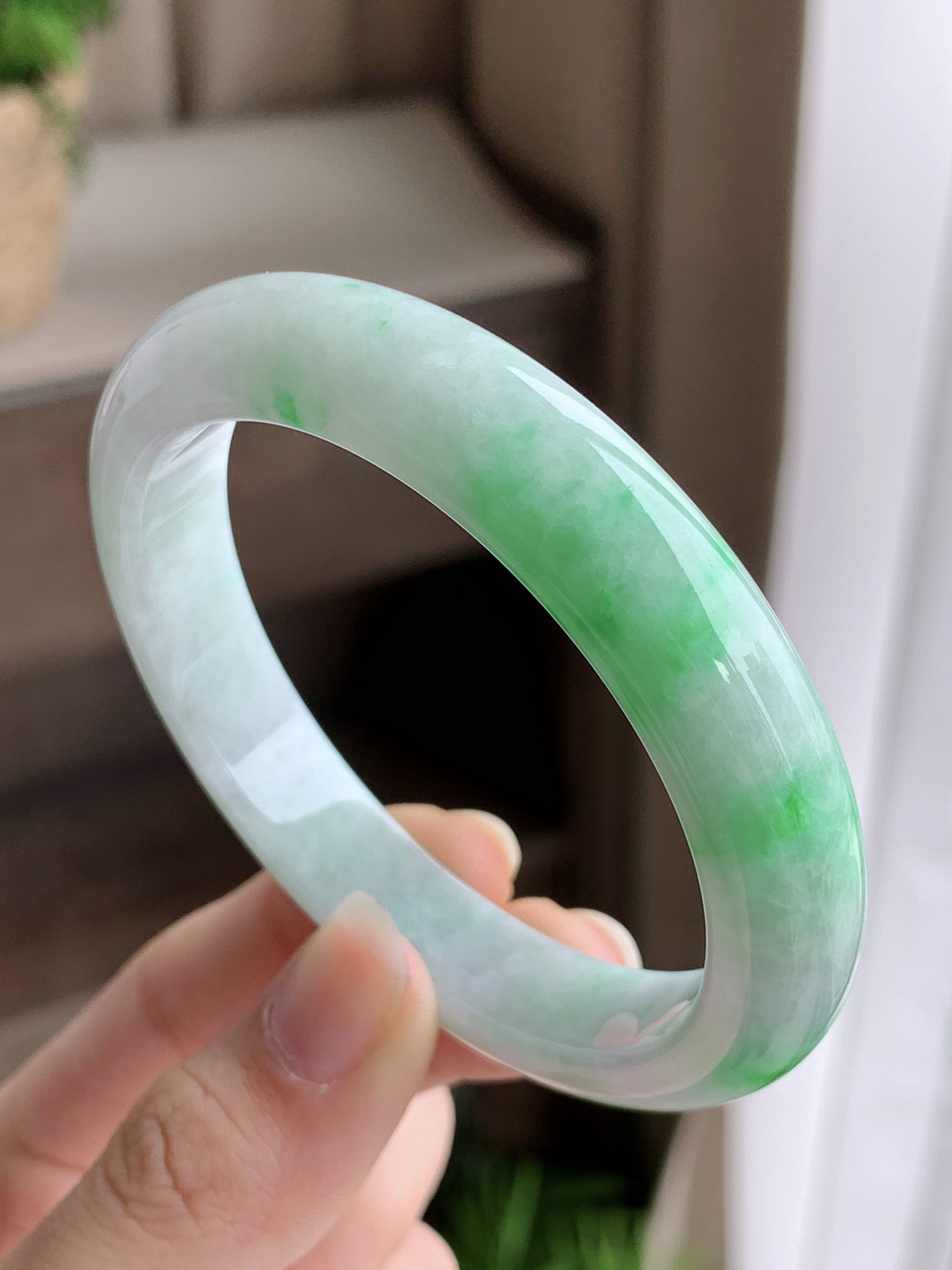 【手镯】正圈 圈口 55 56
【尺寸】56-10.9-7.8
【说明】飘绿花 冰飘花 金丝绿 白底青 种老细腻 缅甸A货翡翠 完美