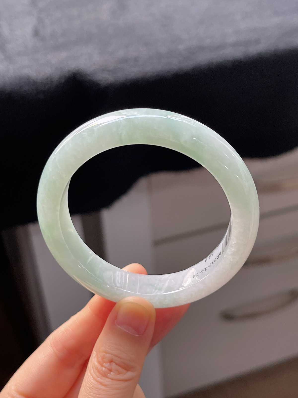 正圈54.9圈口，翡翠糯化种淡绿色手镯