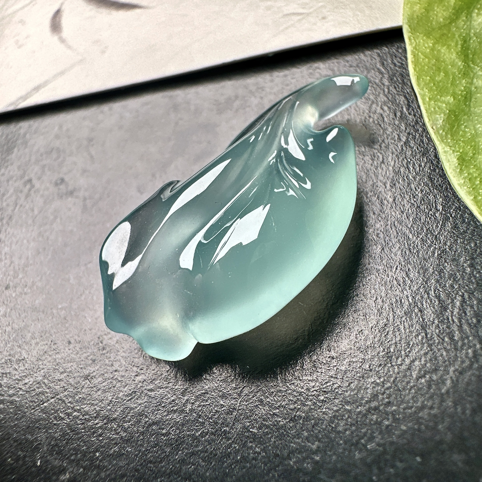 【冰种天空蓝随形裸石】随形银杏叶，质地非常细腻干净，冰润十足，种老冰透，收藏品质