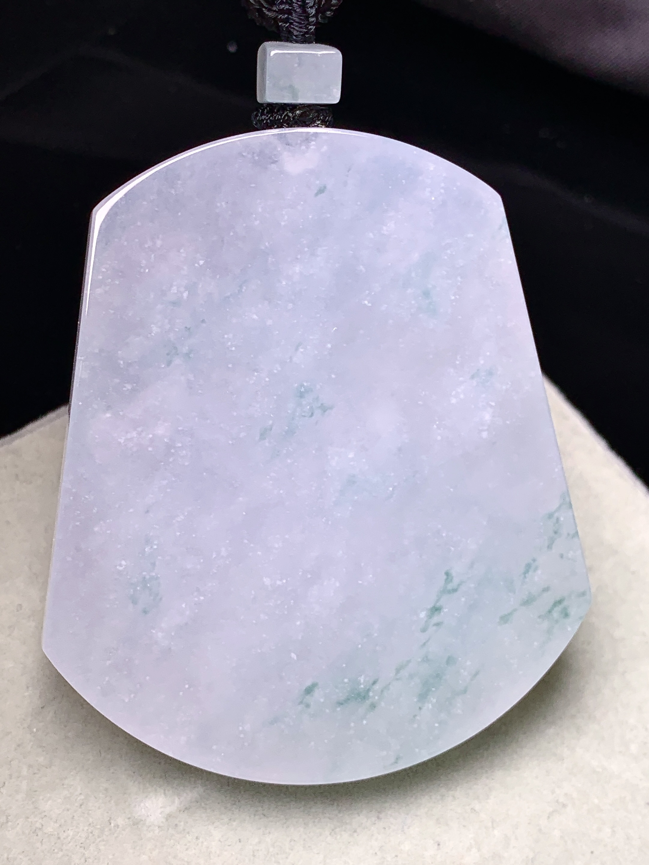 飘绿无事牌吊坠 玉质细腻 色泽艳丽清新 水润亮眼 整体尺寸55.8*47.8*6.3L1