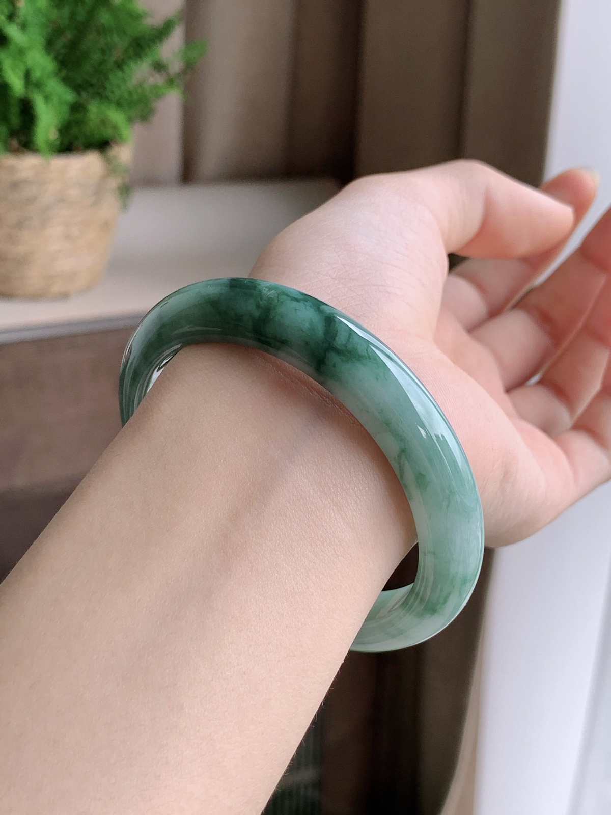 【手镯】正圈 圈口 55 56
【尺寸】55.5-11.4-7.4
【说明】冰飘花 青山云雾 种老细腻 缅甸A货翡翠 完美