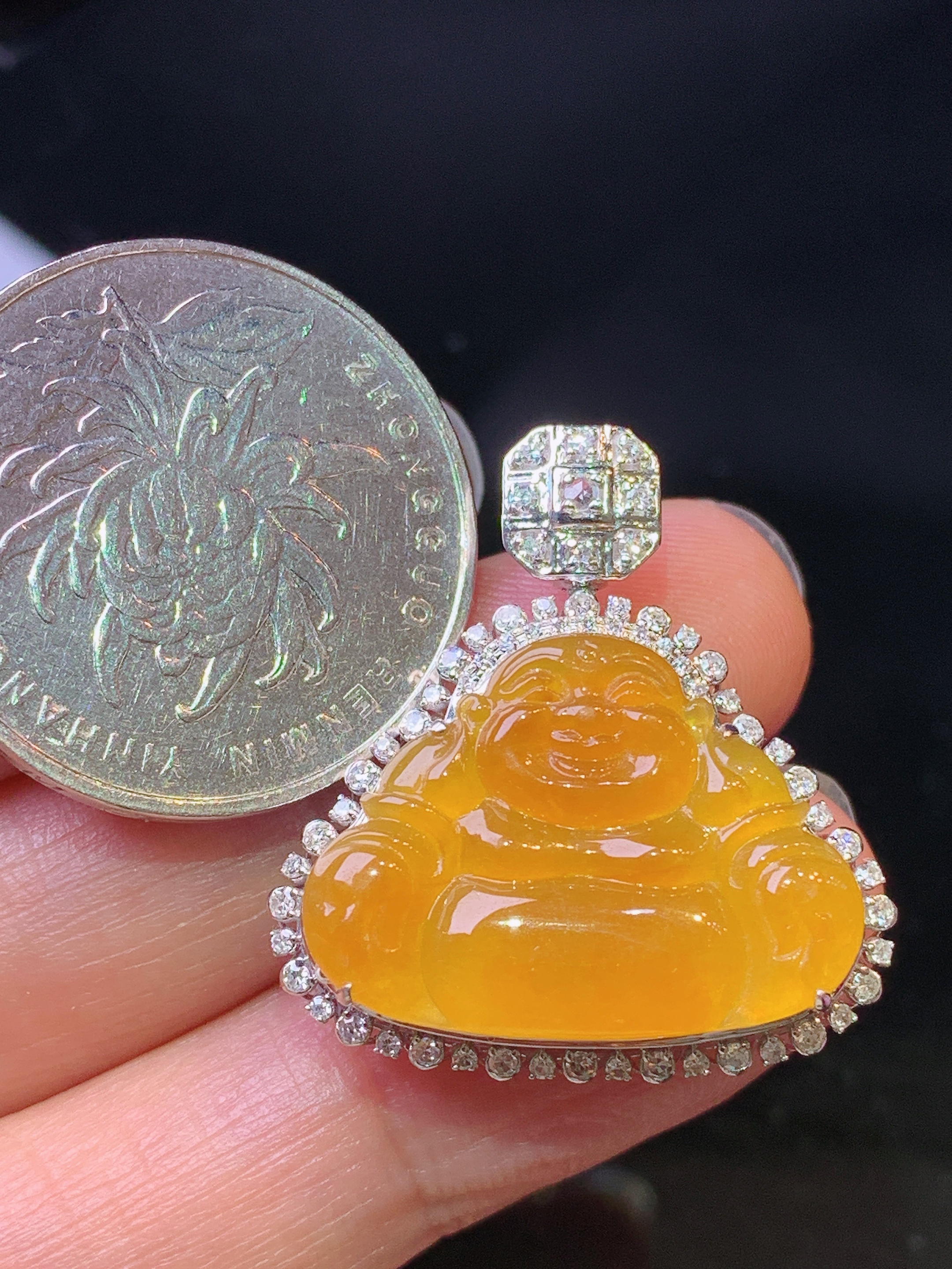 18k金钻镶嵌黄翡佛公吊坠 玉质细腻 色泽艳丽清新 水润亮眼 整体尺寸27.5*25.7*8.2y4