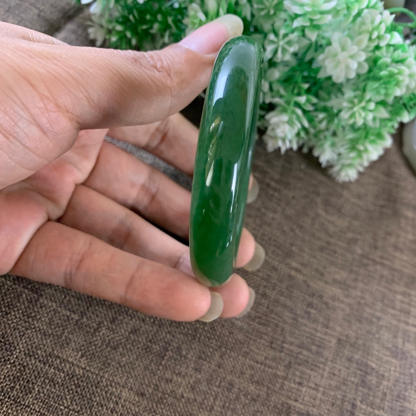 和田玉碧玉56.5圈口阳绿色手镯，镯型古朴典雅。在诗情画意的雨巷相遇，你是我腕间的一抹风情，有你眸有