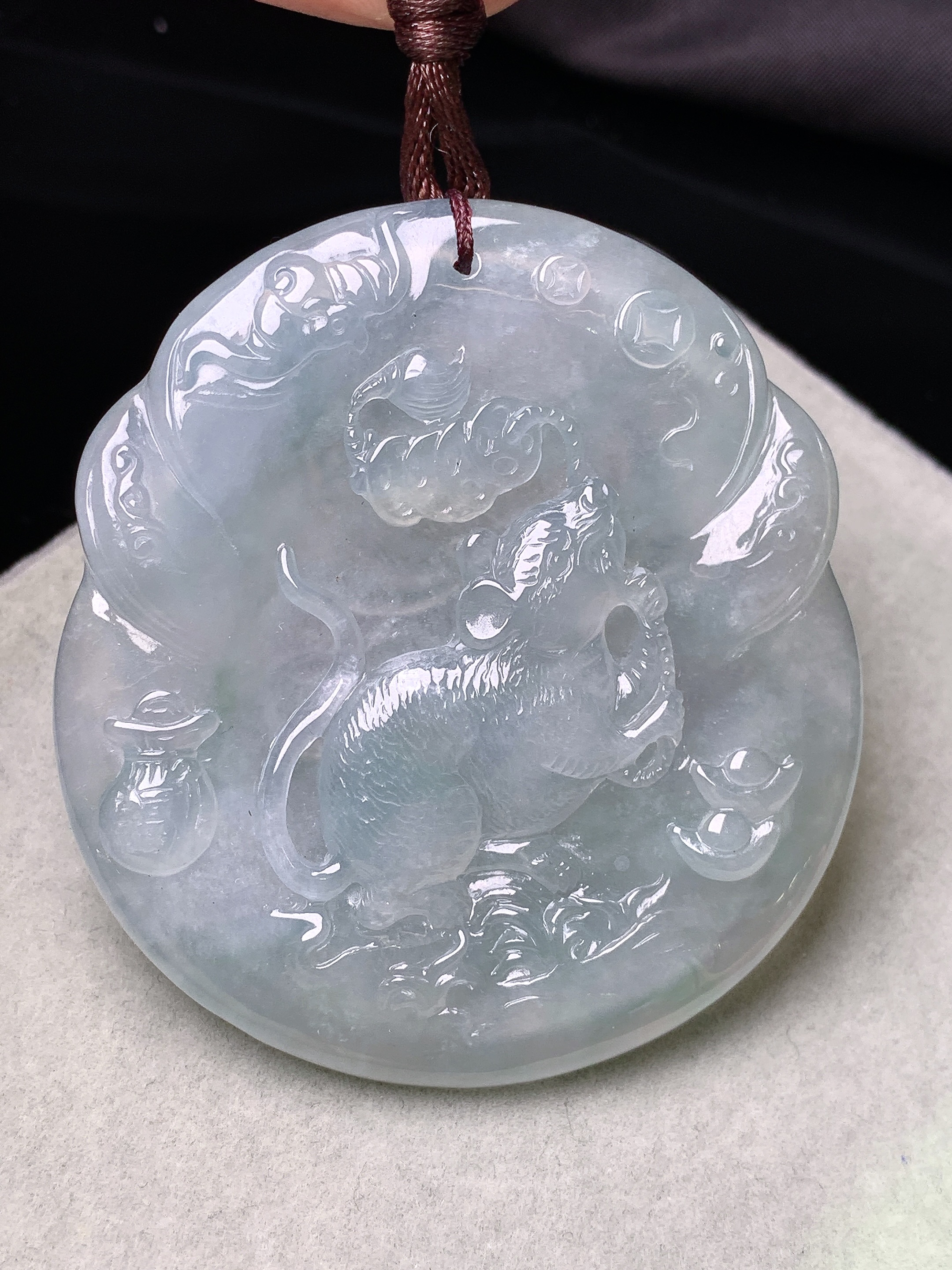 生肖鼠牌子吊坠 玉质细腻 色泽艳丽清新 水润亮眼 整体尺寸54.2*50*5.6b