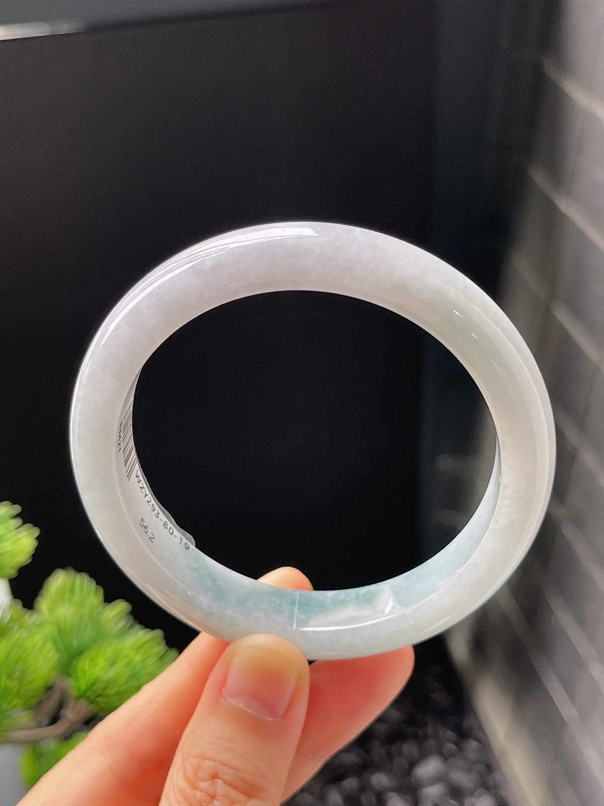 正圈56.2圈口，翡翠糯化种淡蓝色手镯