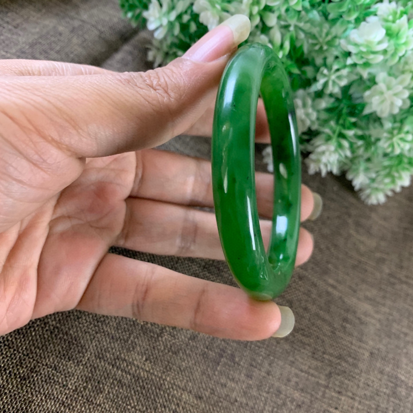 和田玉碧玉58.5圈口鲜阳绿色手镯，镯型古朴典雅。在诗情画意的雨巷相遇，你是我腕间的一抹风情，有你眸有深情.清风荡漾湖间静水，我愿俯身低眉，在烟波涟漪处寻你