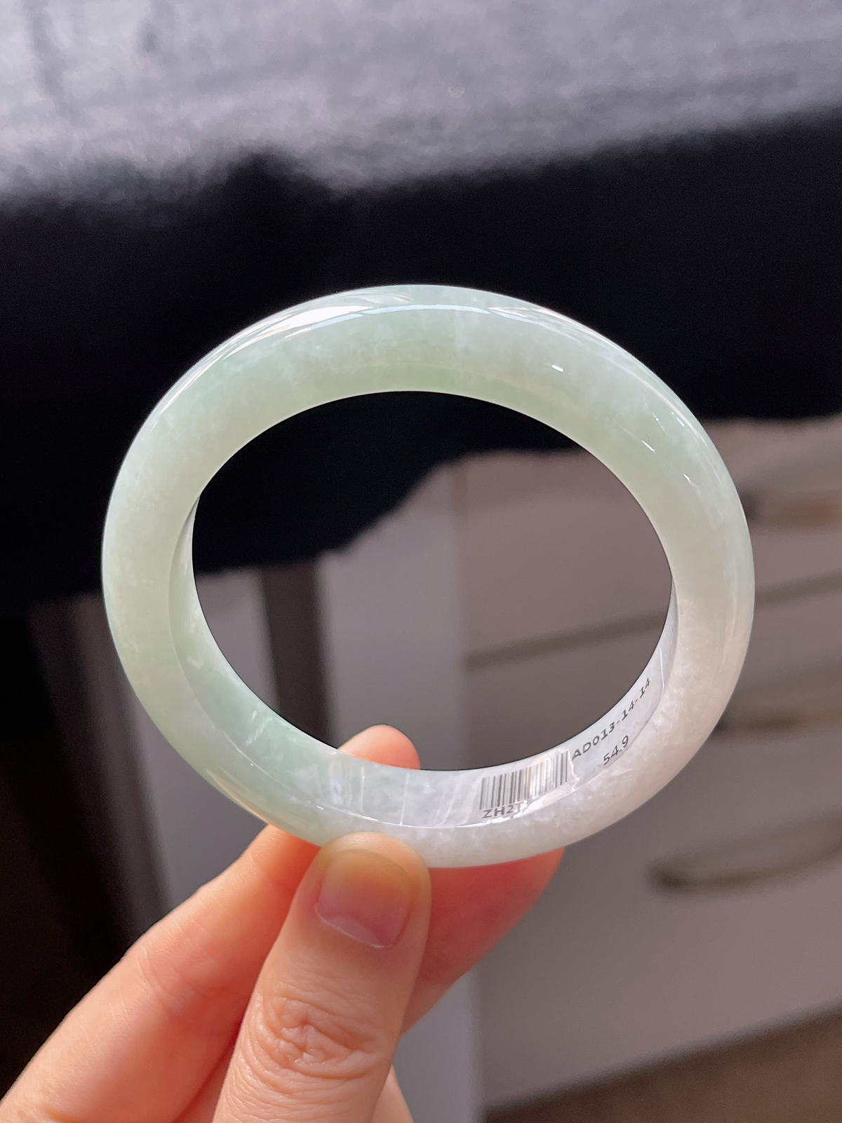 正圈54.9圈口，翡翠糯化种淡绿色手镯