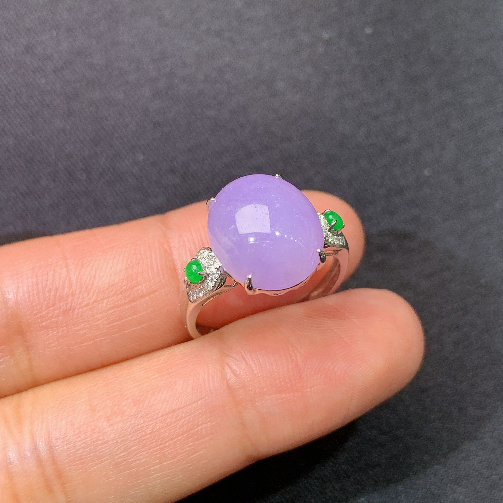 冰紫罗兰蛋面戒指，18k金镶嵌，温润细腻，颜色鲜艳，Xyg 尺寸12.4*10.4*5.2