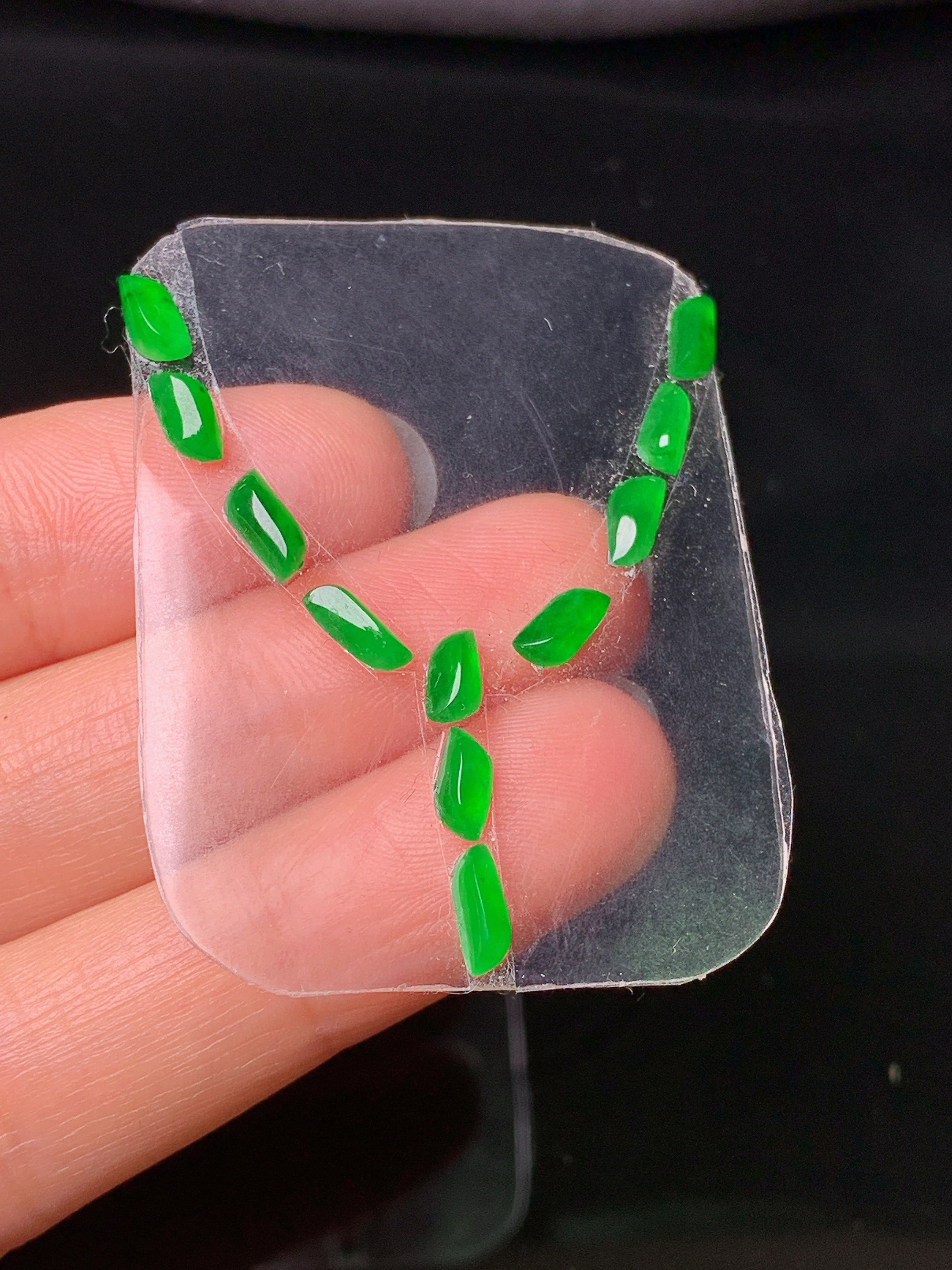 镶嵌款 满绿随形一手 吊坠 玉质细腻 色泽艳丽清新 水润亮眼 整体尺寸6.6*2.3*2j3