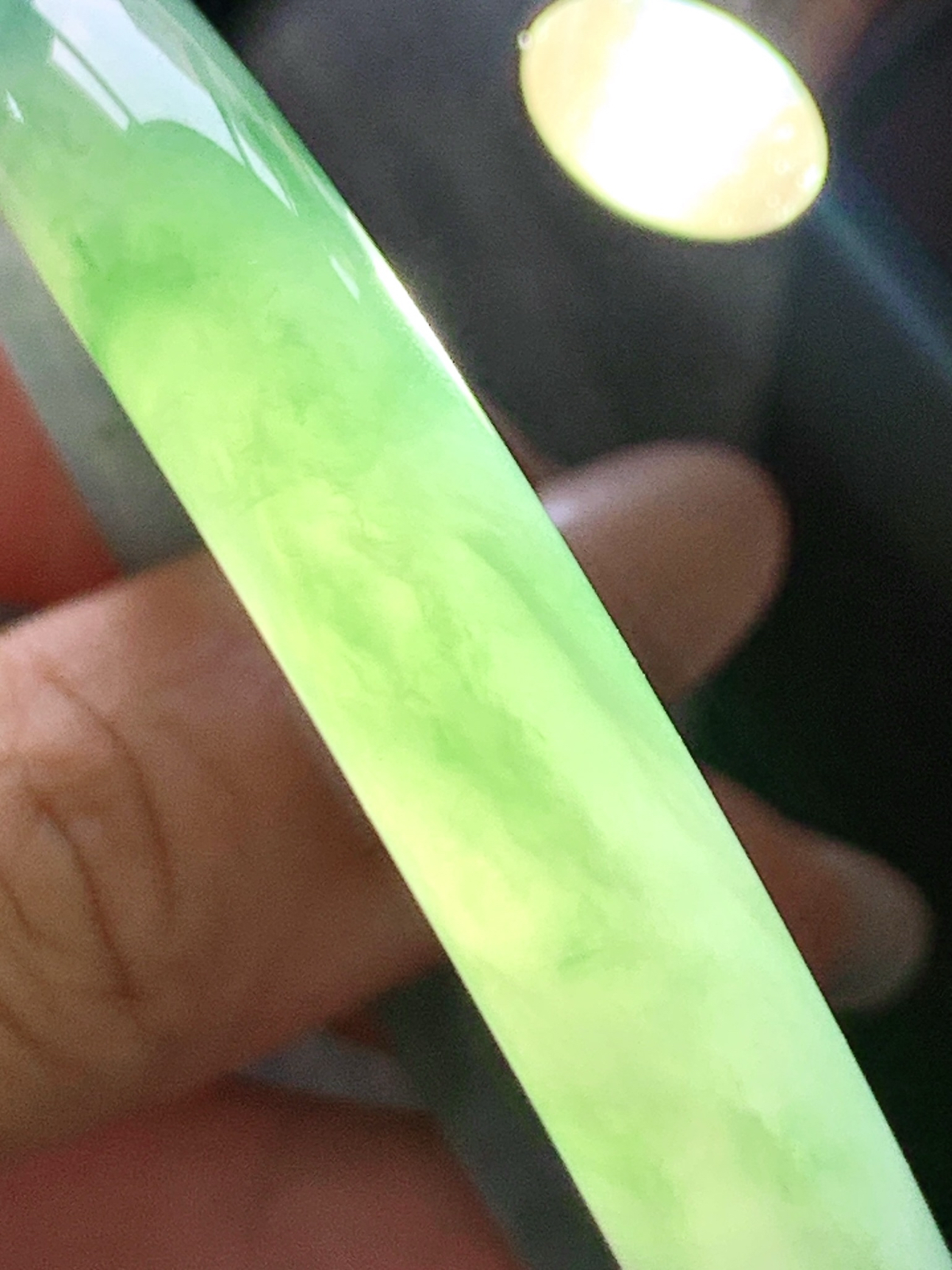 【手镯】️圆条 圈口 57 58 
【尺寸】56.4-8.4-8.5
【说明】冰底晴岚 冰晴水 冰飘花 种老细腻 缅甸A货翡翠 有细纹