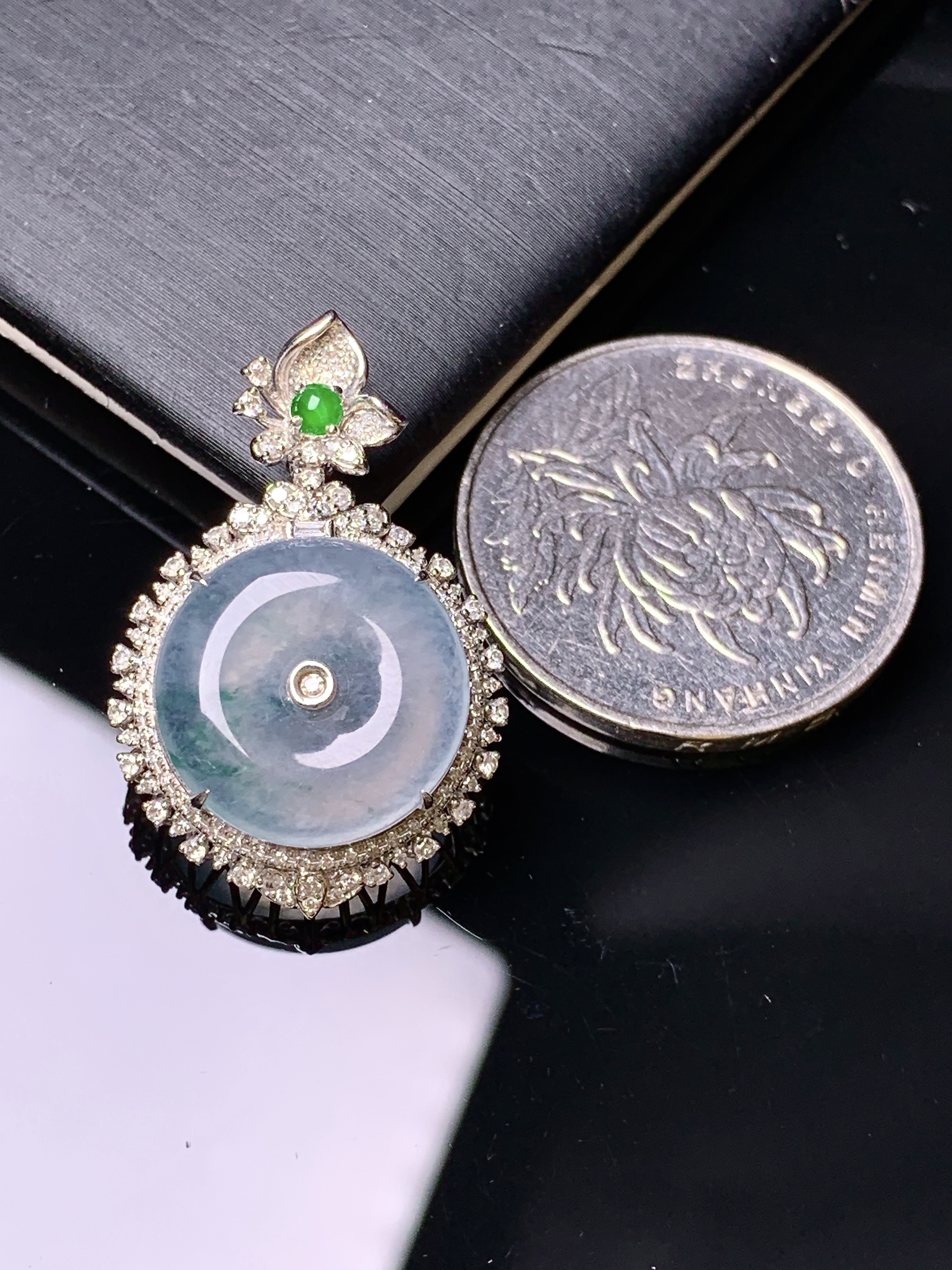 18k金钻镶嵌冰种平安扣吊坠 玉质细腻 色泽艳丽清新 水润亮眼 整体尺寸29.5*19.3*8.6y4