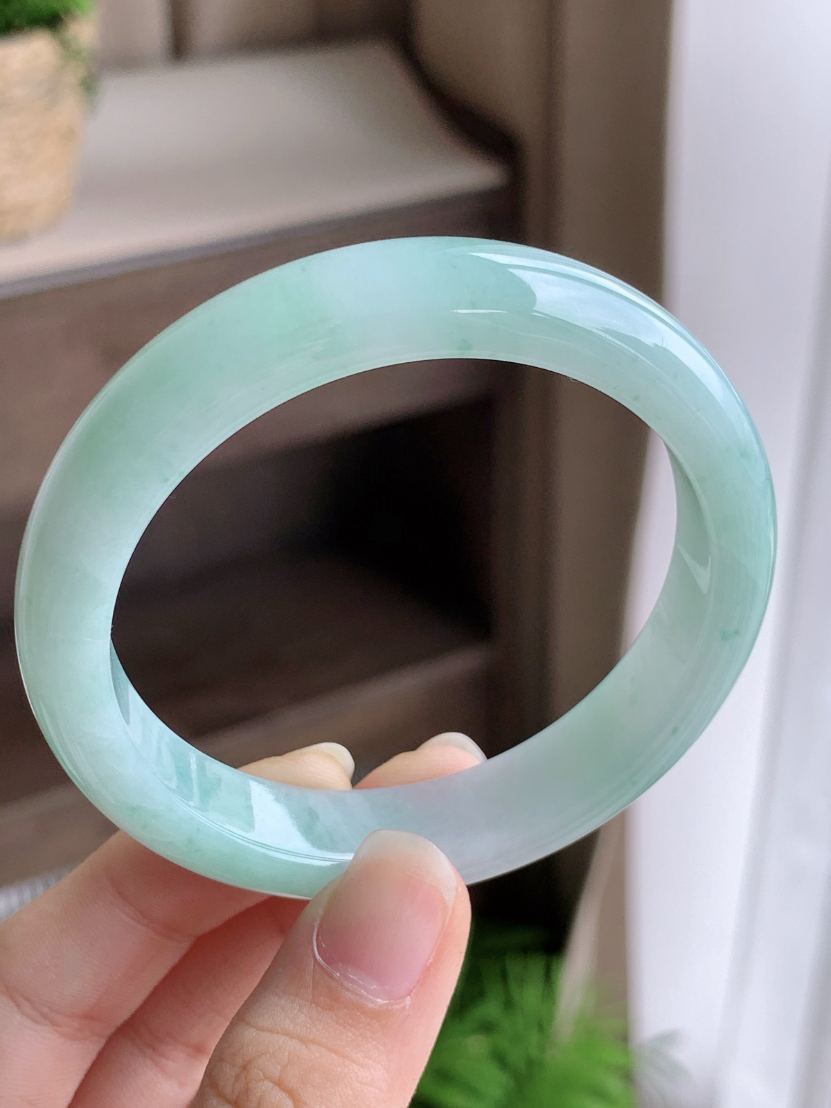 【手镯】正圈 圈口 55 56
【尺寸】55.7-11.9-7.6
【说明】冰飘花 烟雨晴水 种老细腻 缅甸A货翡翠 完美