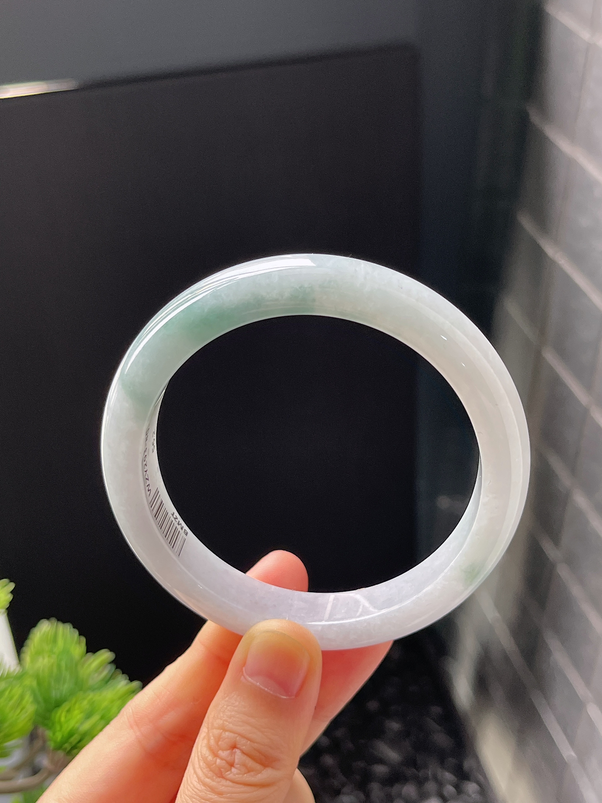 正圈56.2圈口，翡翠糯化种淡蓝色手镯