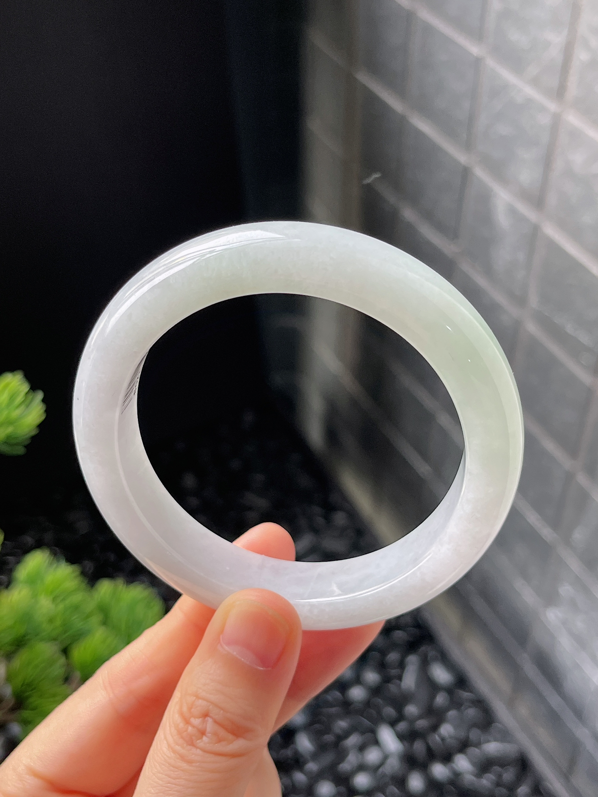 正圈55.8圈口，翡翠糯化种淡绿色手镯