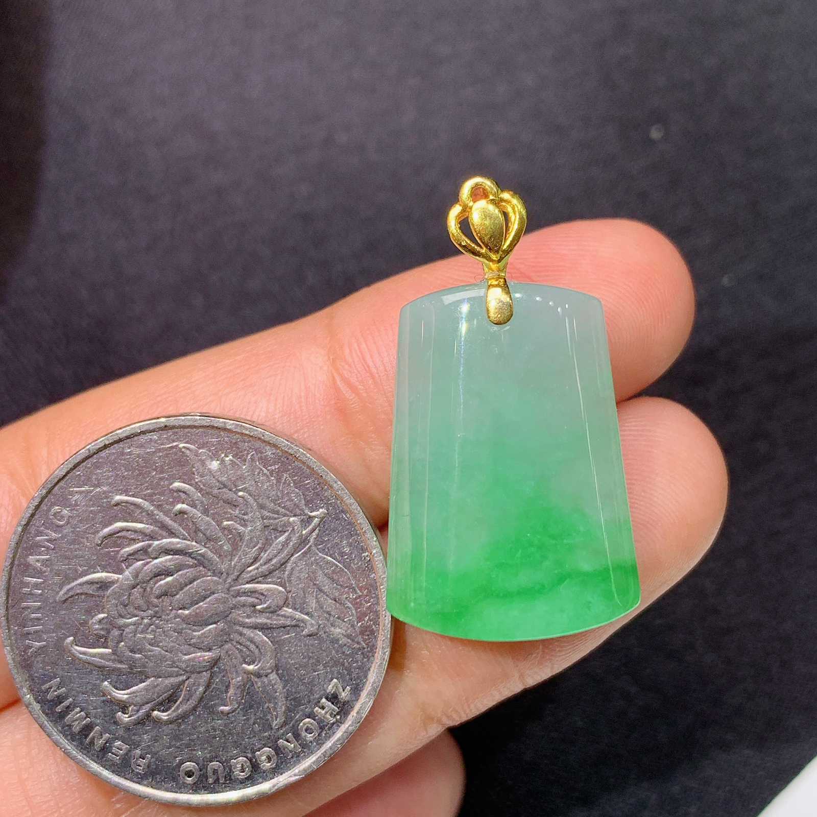 飘绿无事牌吊坠，18k金镶嵌，冰润细腻，种水足，Xyg 尺寸20.5*15.2*5.6