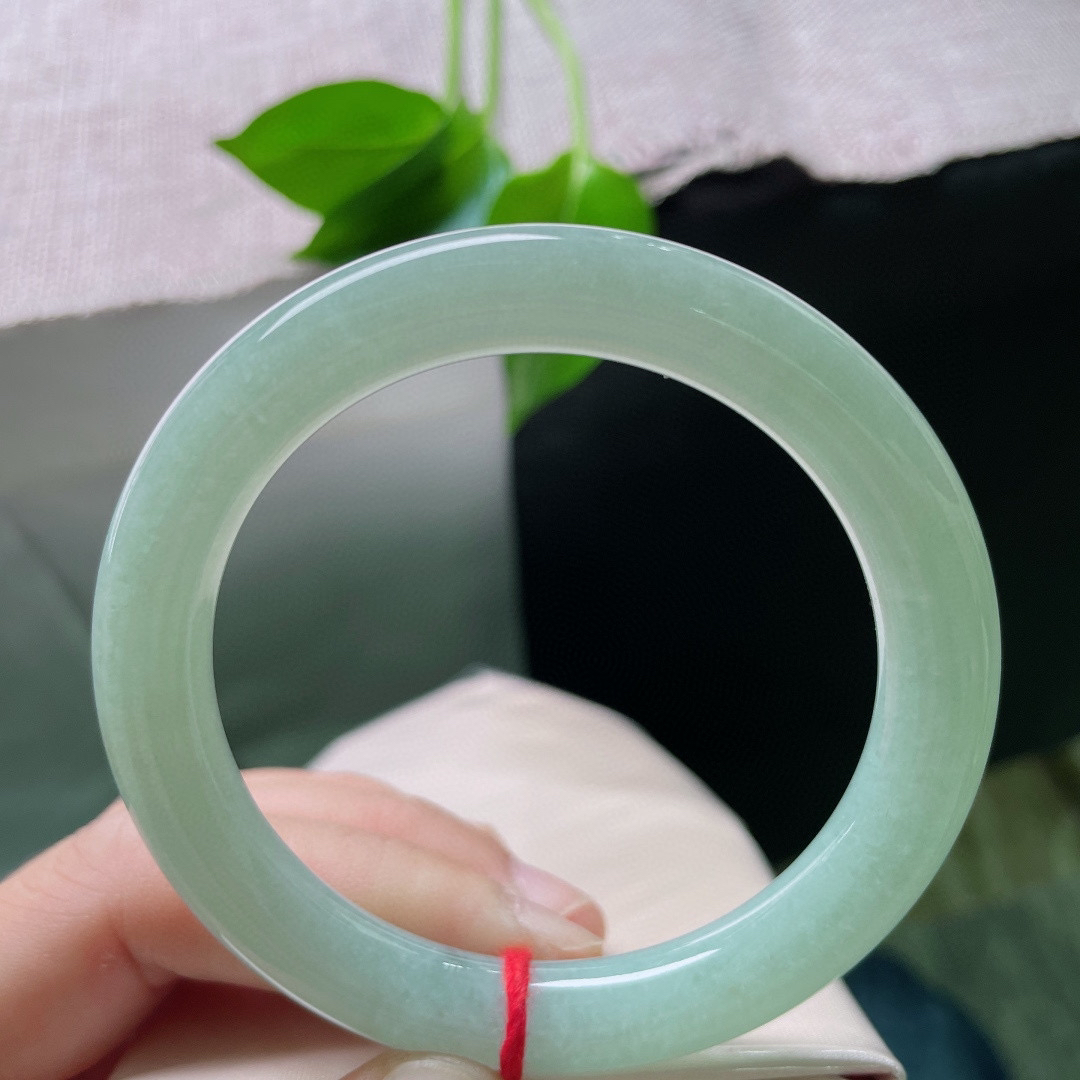 55/9.8。晴绿圆条手镯，无暇