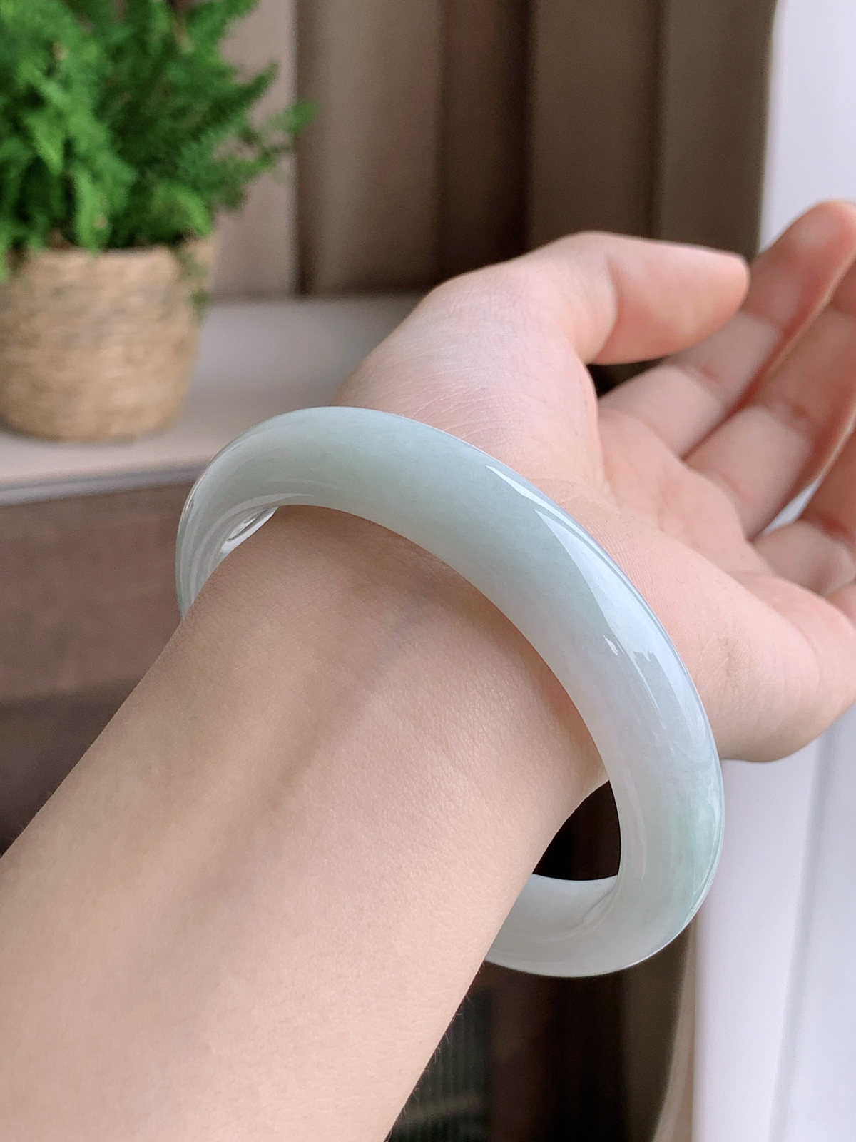 【手镯】正圈 圈口 60 61
【尺寸】60.6-12.4-8
【说明】白冰 糯冰奶白 种老细腻 缅甸A货翡翠 完美