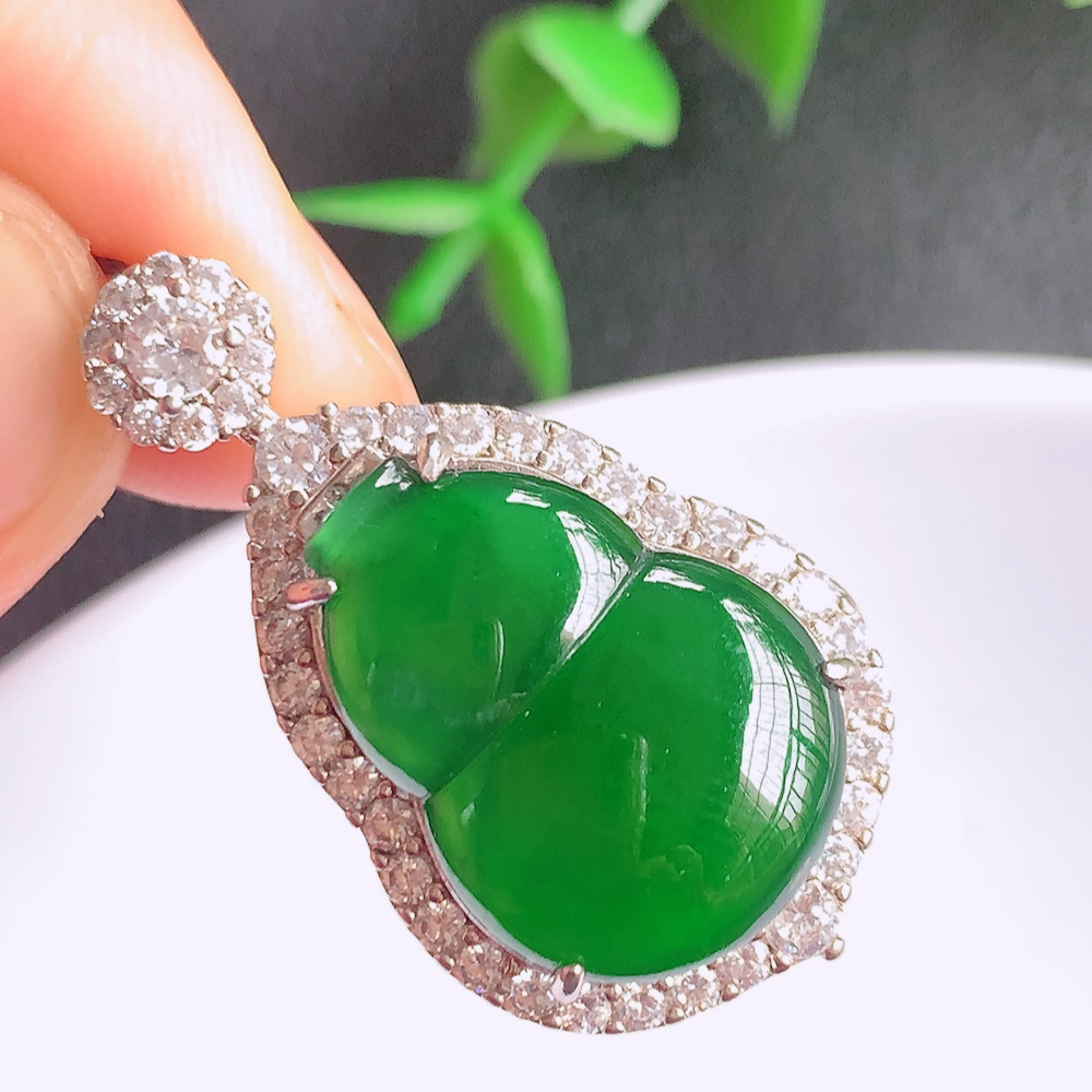 冰润满绿925银镶葫芦翡翠吊坠  寓意“福禄双全，加官进爵，财源滚滚” 莹润通透，抱满大气  清新脱俗    W481.21  整体尺寸：32.6-18.2-10mm    裸石尺寸：19-14.5mm