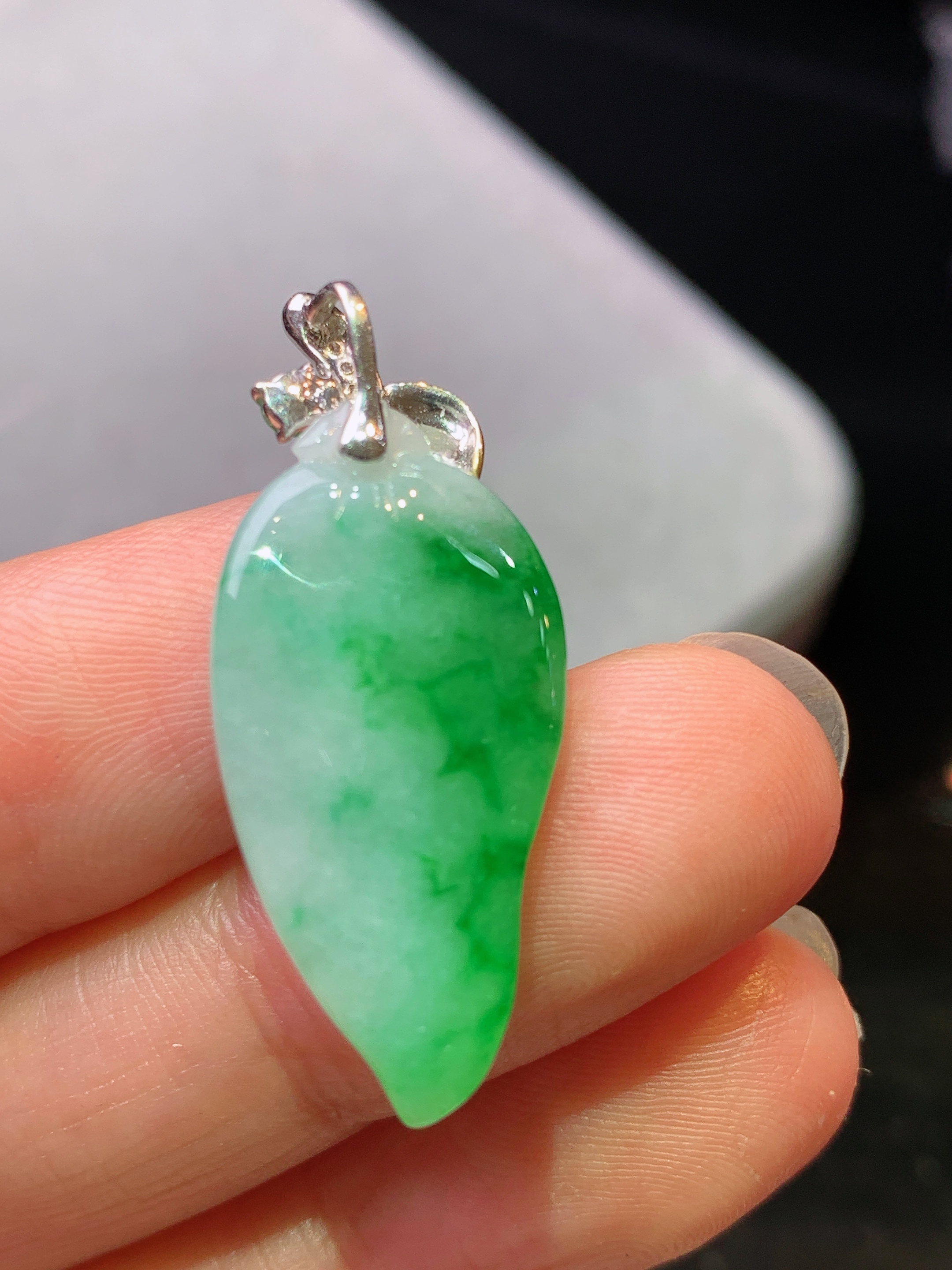 18k金钻镶嵌翠绿福瓜吊坠 玉质细腻 色泽艳丽清新 水润亮眼 整体尺寸32.5*13.5*6b1