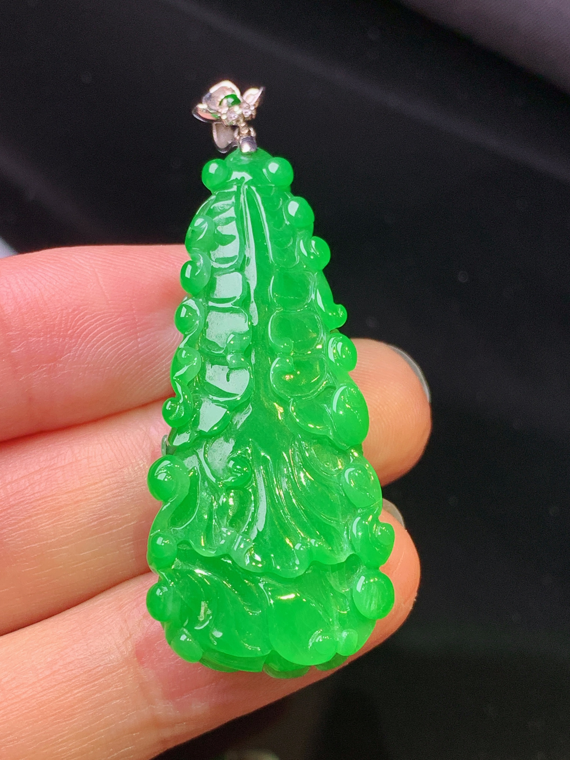 18k金镶嵌满绿白菜吊坠 玉质细腻 色泽艳丽清新 水润亮眼 整体尺寸52*19.2*7.5L1