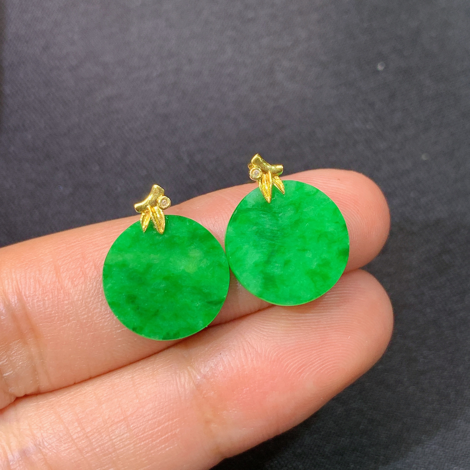 阳绿圆牌耳钉，18k金镶嵌，简约时尚，冰润色阳，种水足，Xyg 尺寸12.6*1.8