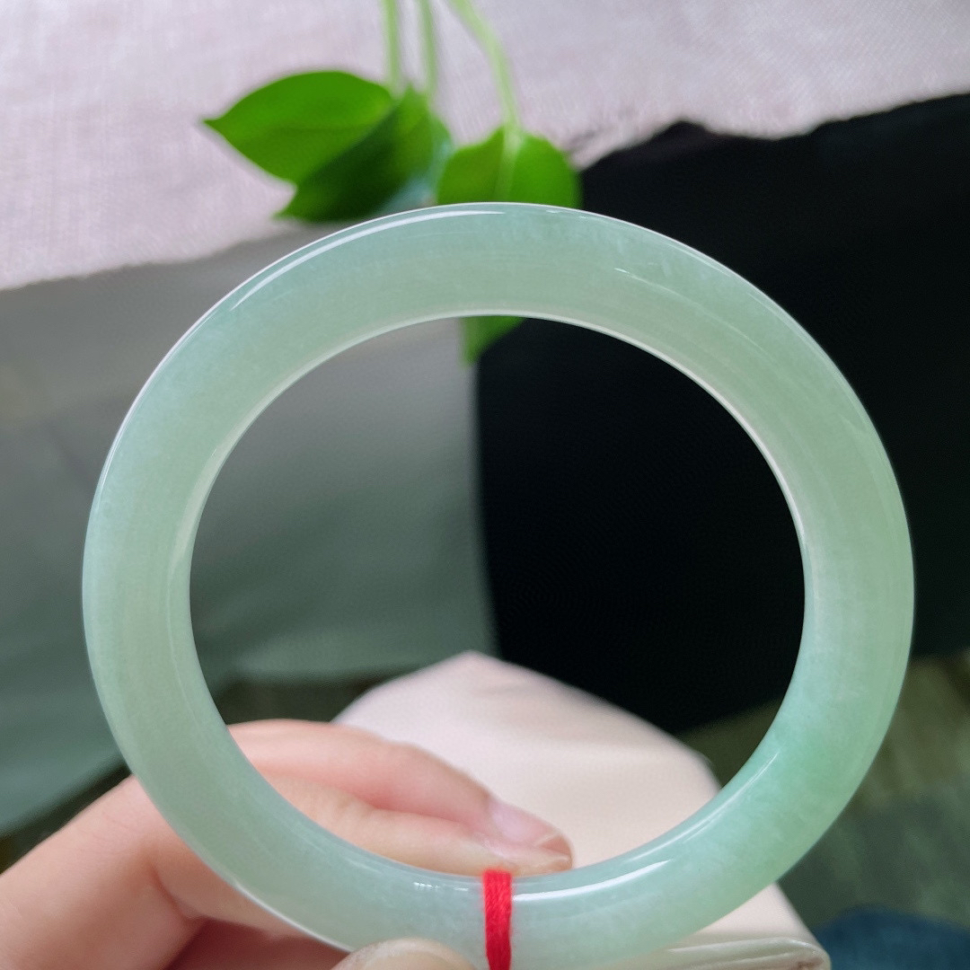 58.8/9.4，果绿底圆条，凝萃的永恒，举手投足间尽显优雅端庄的气质，无暇