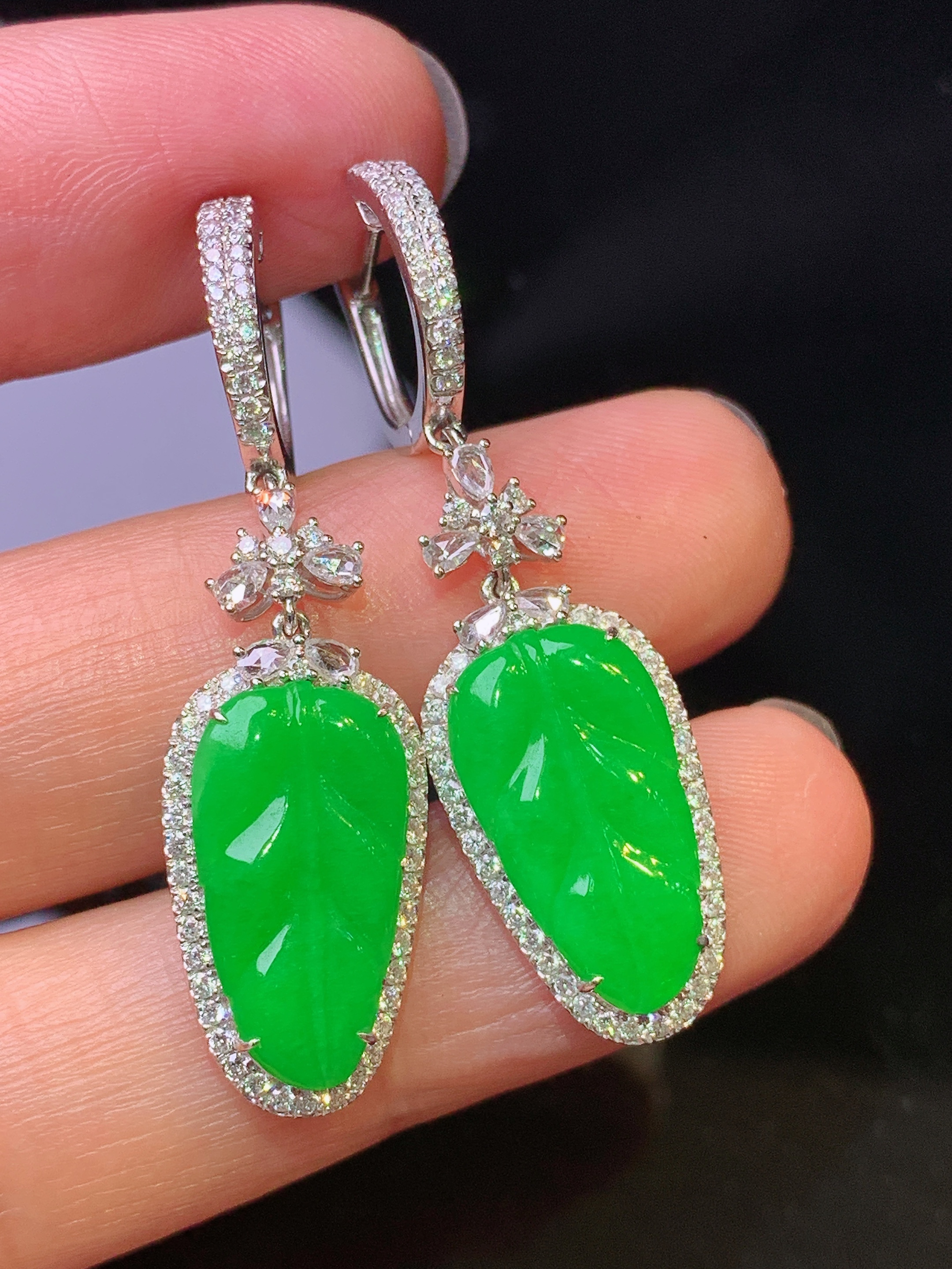 18k金钻镶嵌满绿树叶耳坠 玉质细腻 色泽艳丽清新 水润亮眼 整体尺寸40*10.8*4.5d2