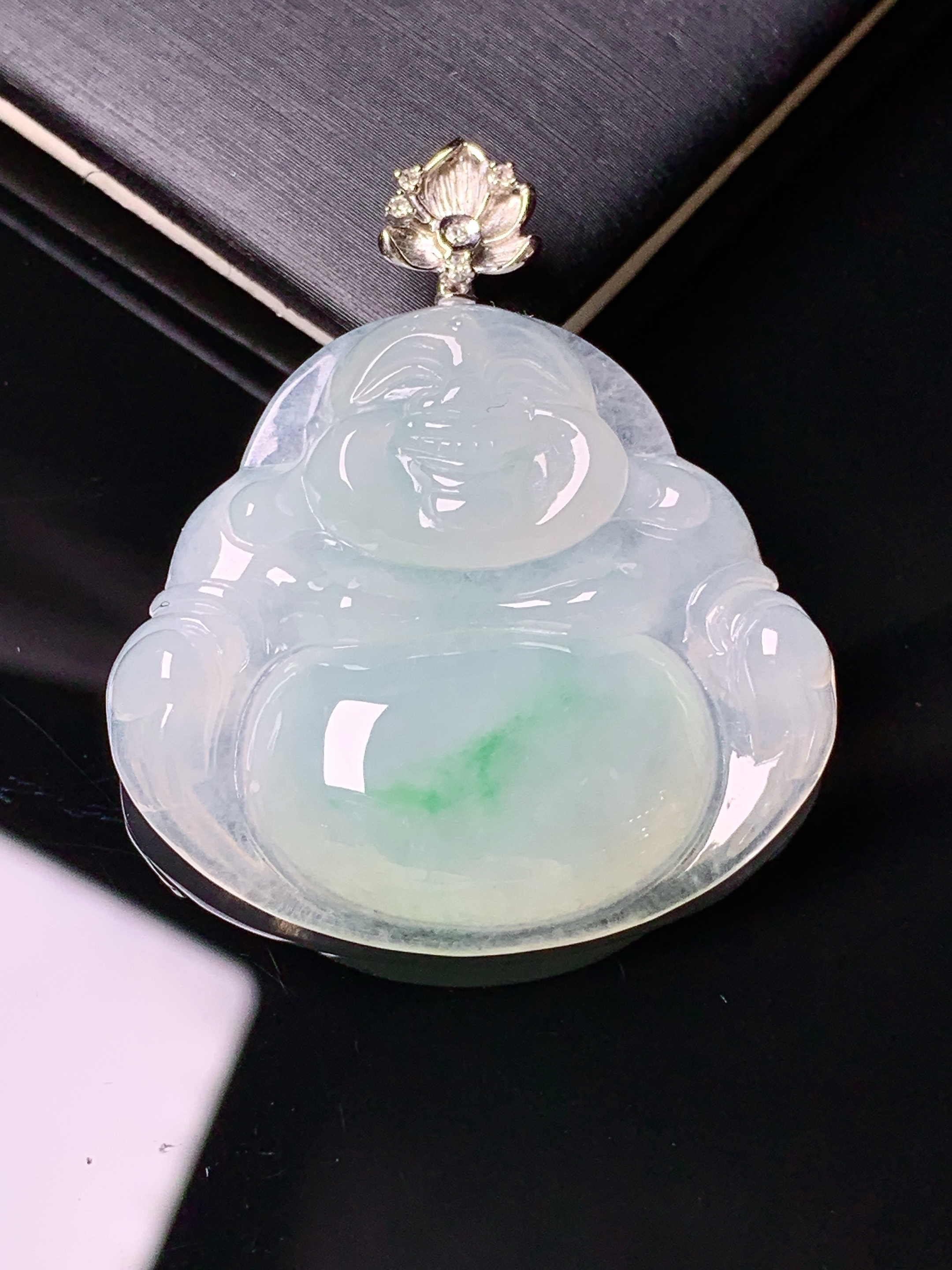 18k金钻镶嵌飘绿佛公吊坠 玉质细腻 色泽艳丽清新 水润亮眼 整体尺寸38.8*33.5*6.8x1