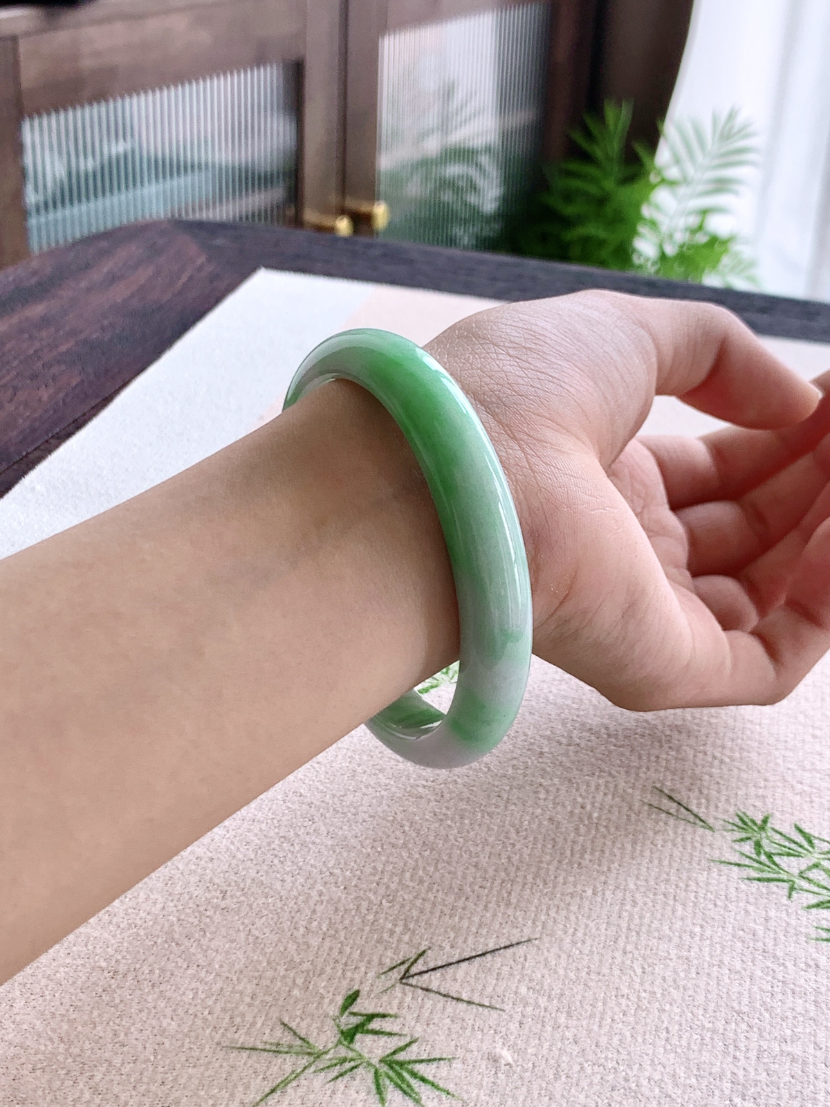 【手镯】️贵妃 圈口 55 56
【尺寸】57.5-49.5-11.3-6.8
【说明】翠烟绕镯 飘绿花 冰飘花 种老细腻 缅甸A货翡翠 完美