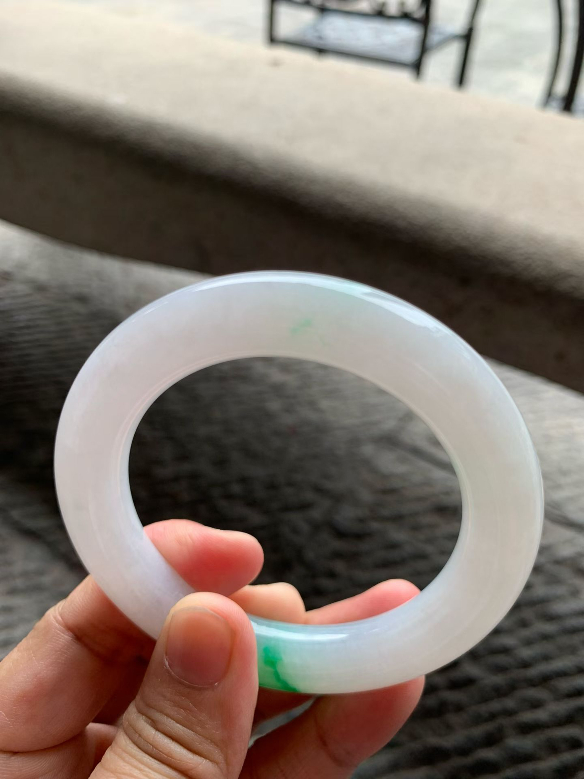 飘绿圆条手镯尺寸57*12*12 版型圆润厚实，底子白皙温润，一抹翠色正阳鲜辣，青翠耀眼！