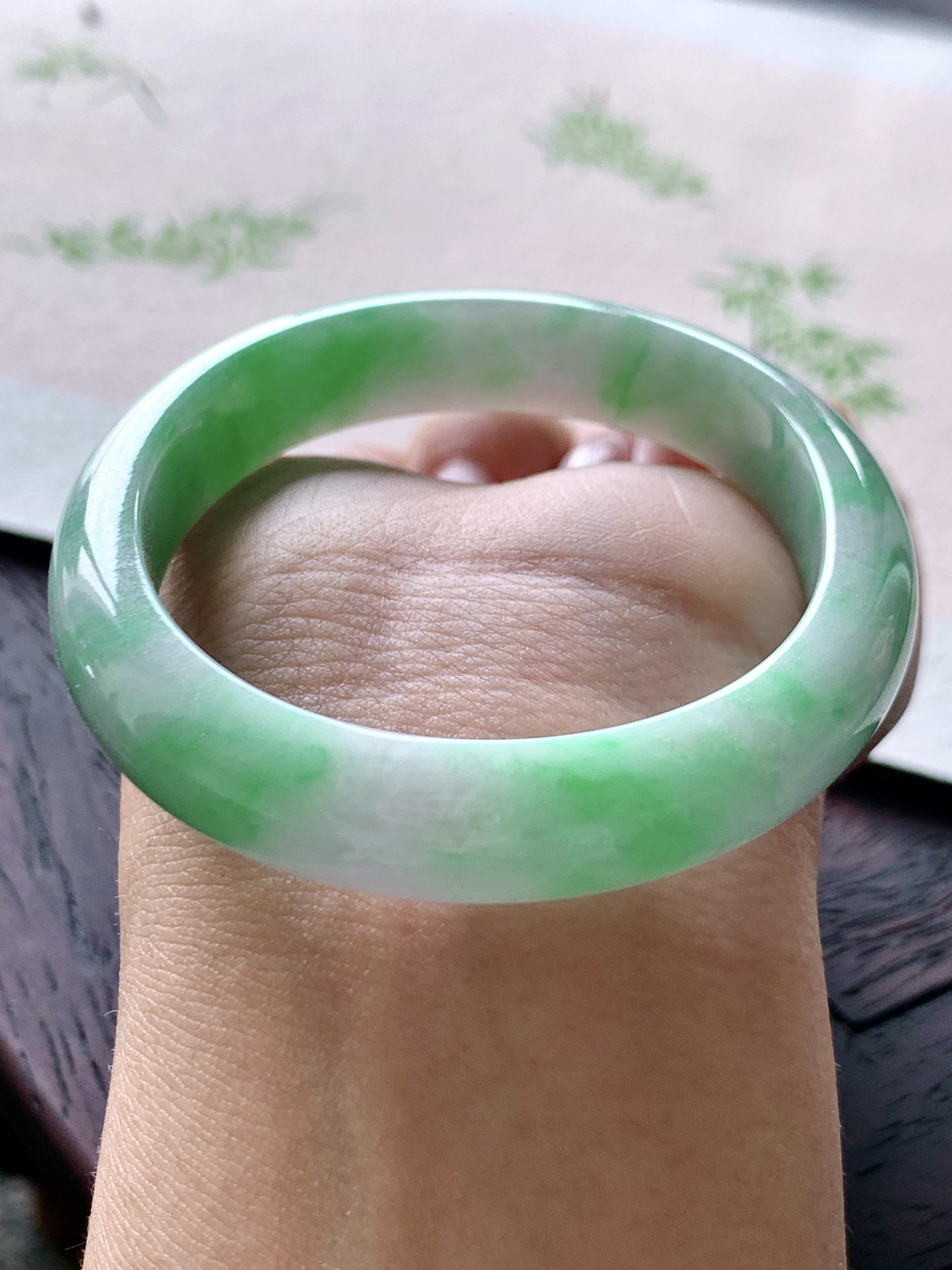 【手镯】️贵妃 圈口 55 56
【尺寸】57.5-49.5-11.3-6.8
【说明】翠烟绕镯 飘绿花 冰飘花 种老细腻 缅甸A货翡翠 完美