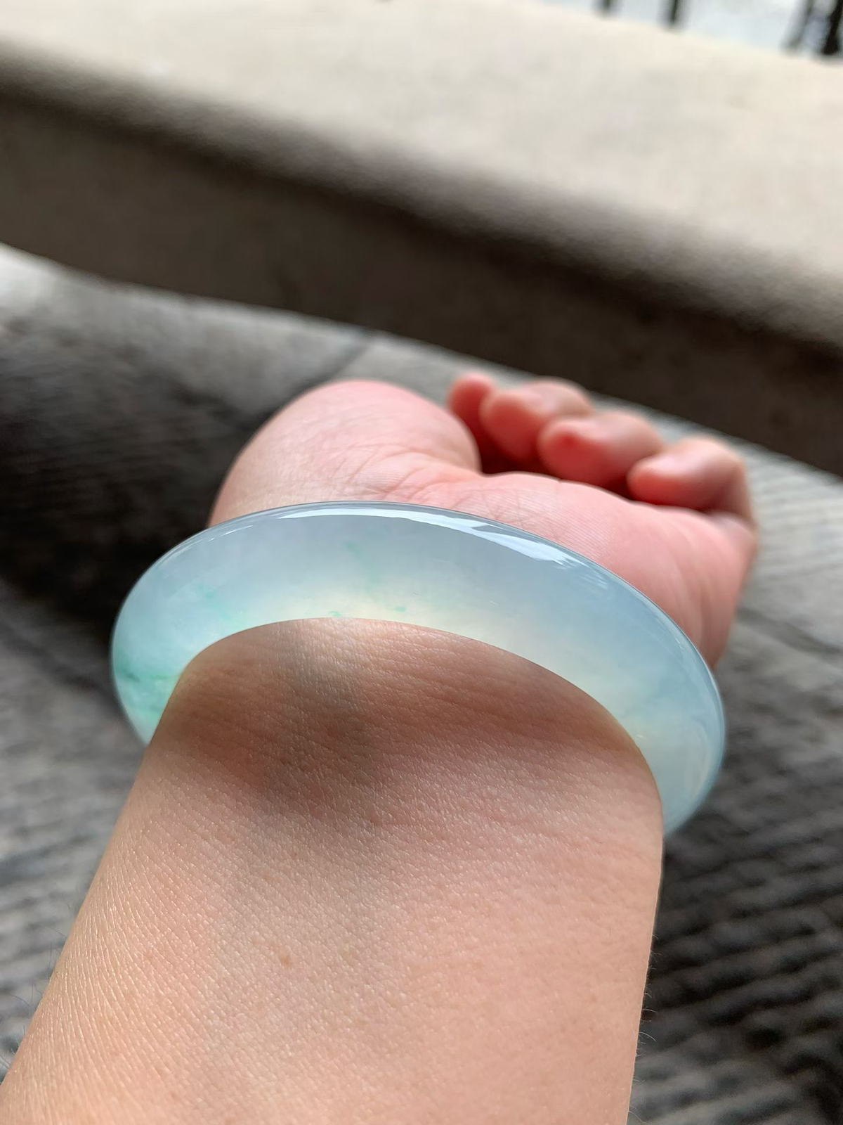 老坑飘绿花正圈手镯尺寸55*12*9 老坑种水，通透冰莹，清润水足，起光起胶，淡绿花色若隐若现，上手高贵又清冷！