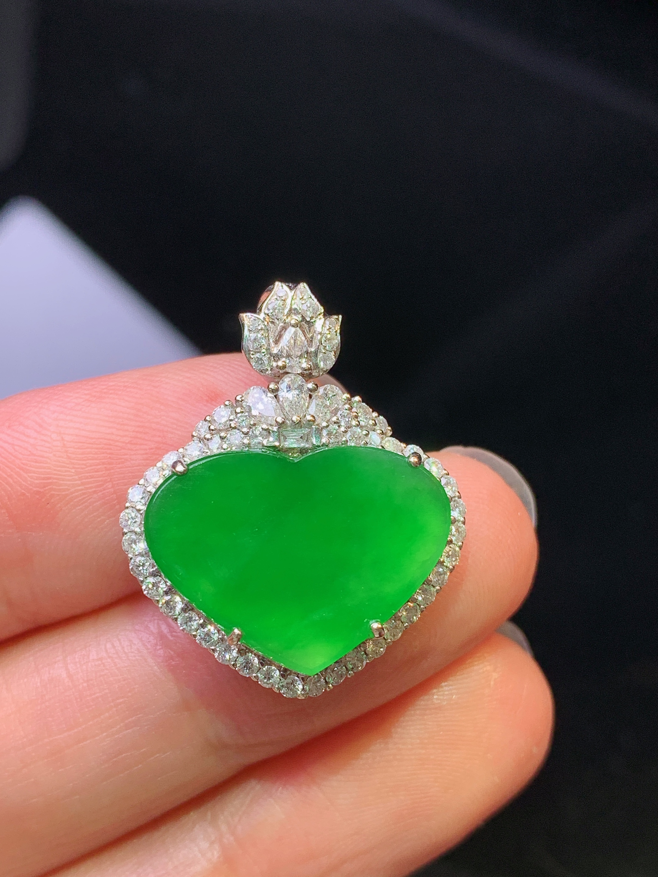 18k金钻镶嵌满绿心形吊坠 玉质细腻 色泽艳丽清新 水润亮眼 整体尺寸25*20*8L3