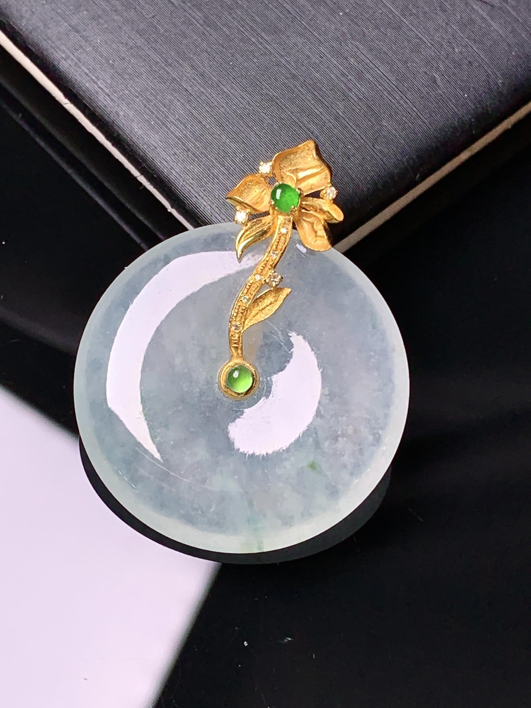 18k金钻镶嵌冰种平安扣吊坠 玉质细腻 色泽艳丽清新 水润亮眼 整体尺寸32.2*25.5*4.2zy