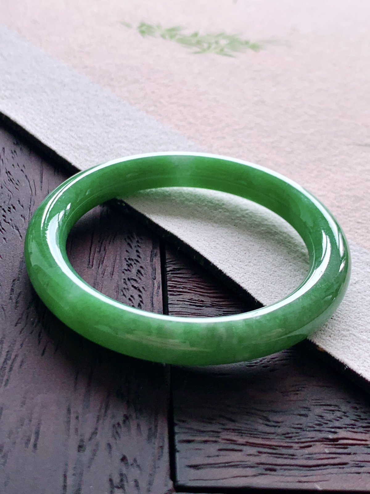 【手镯】️圆条 圈口 53 54
【尺寸】52.9-8.7-8.5
【说明】满绿凝脂 冰阳绿 满绿