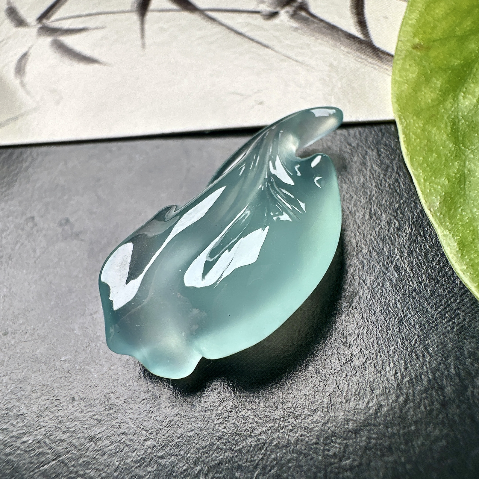 【冰种天空蓝随形裸石】随形银杏叶，质地非常细腻干净，冰润十足，种老冰透，收藏品质