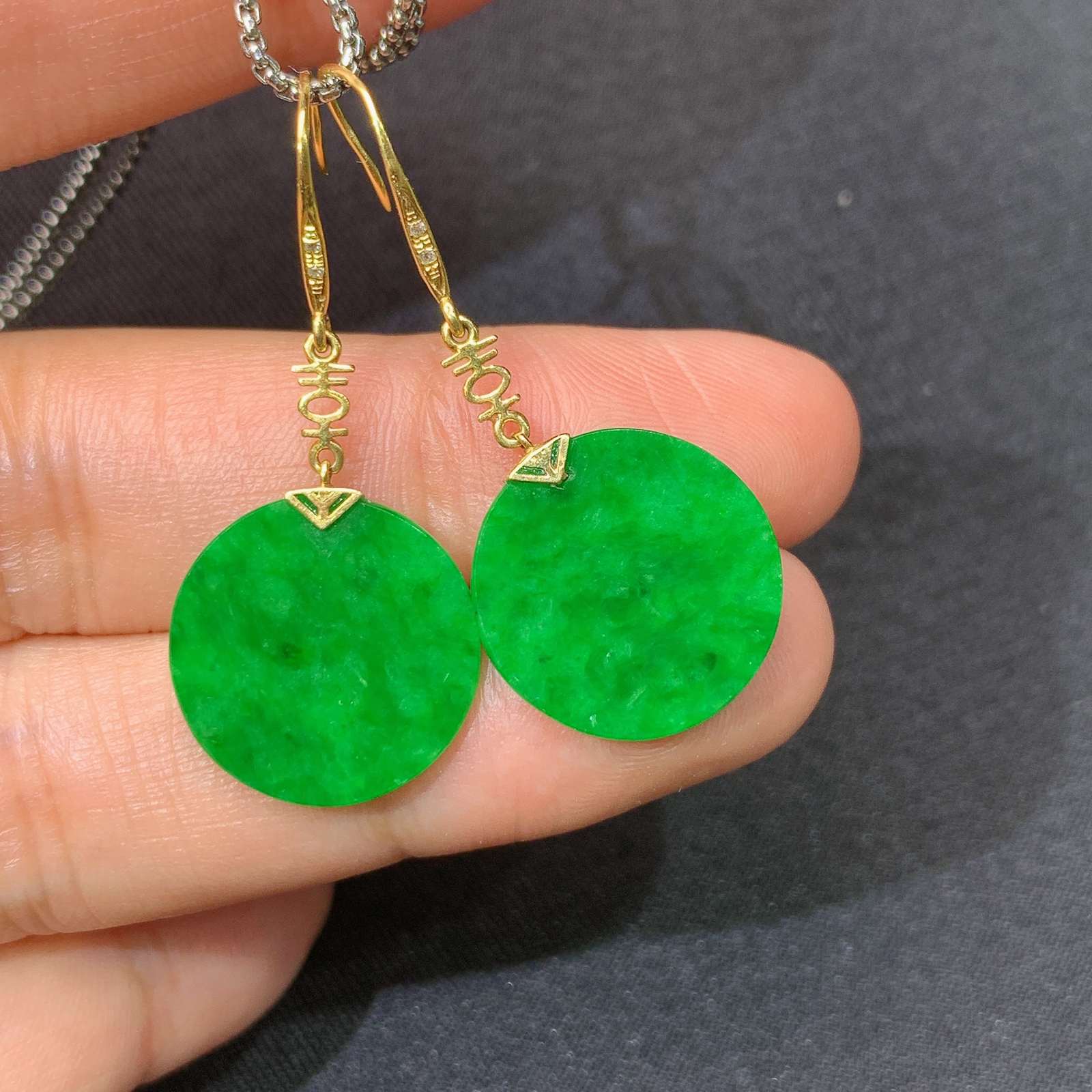 阳绿圆牌耳坠，18k金镶嵌，简约时尚，冰润色阳，种水足，Xyg 尺寸14.9*1