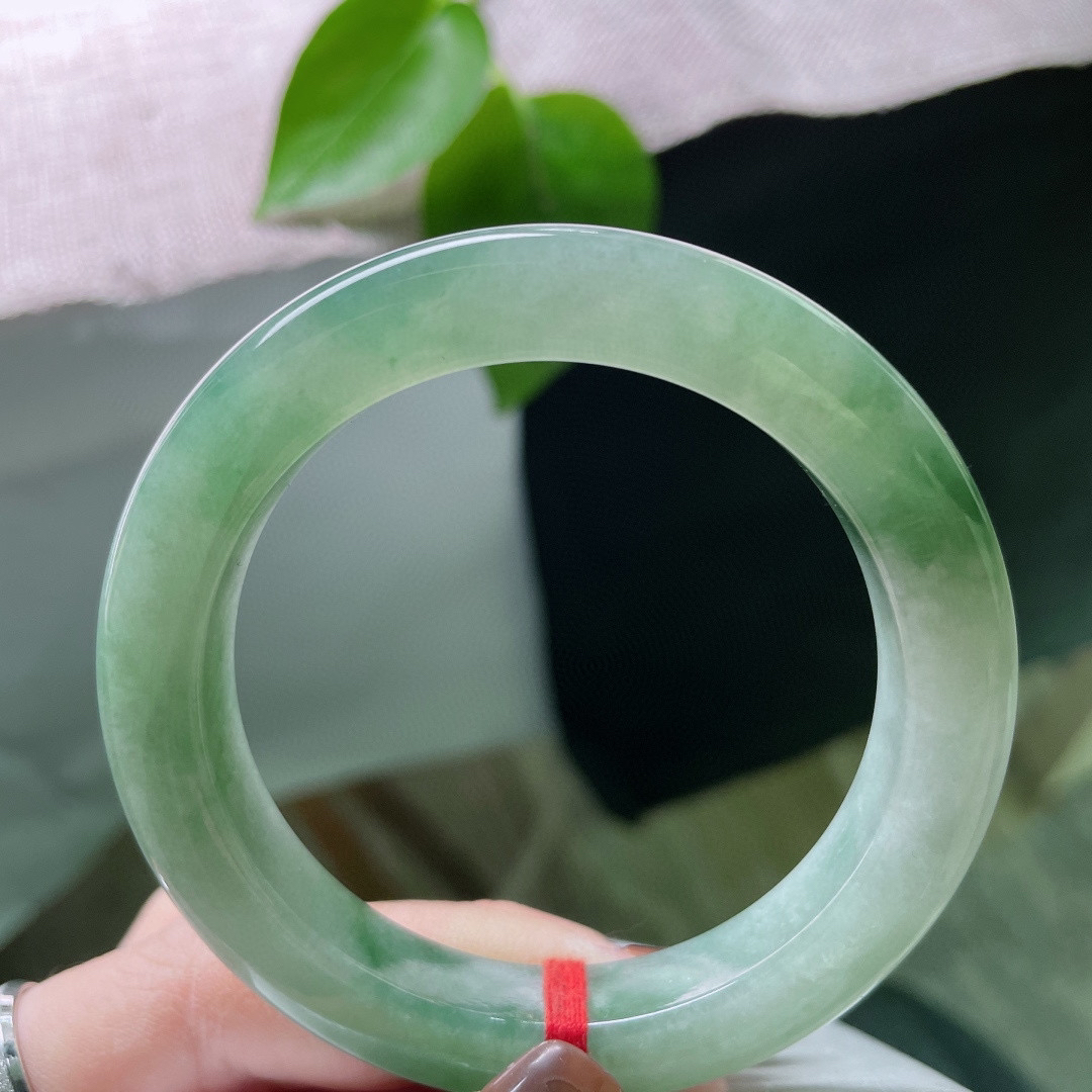 54.5/10.2/9.6，湖水绿正圈，水头好，版型厚装的，饱满，沉稳内敛。无暇