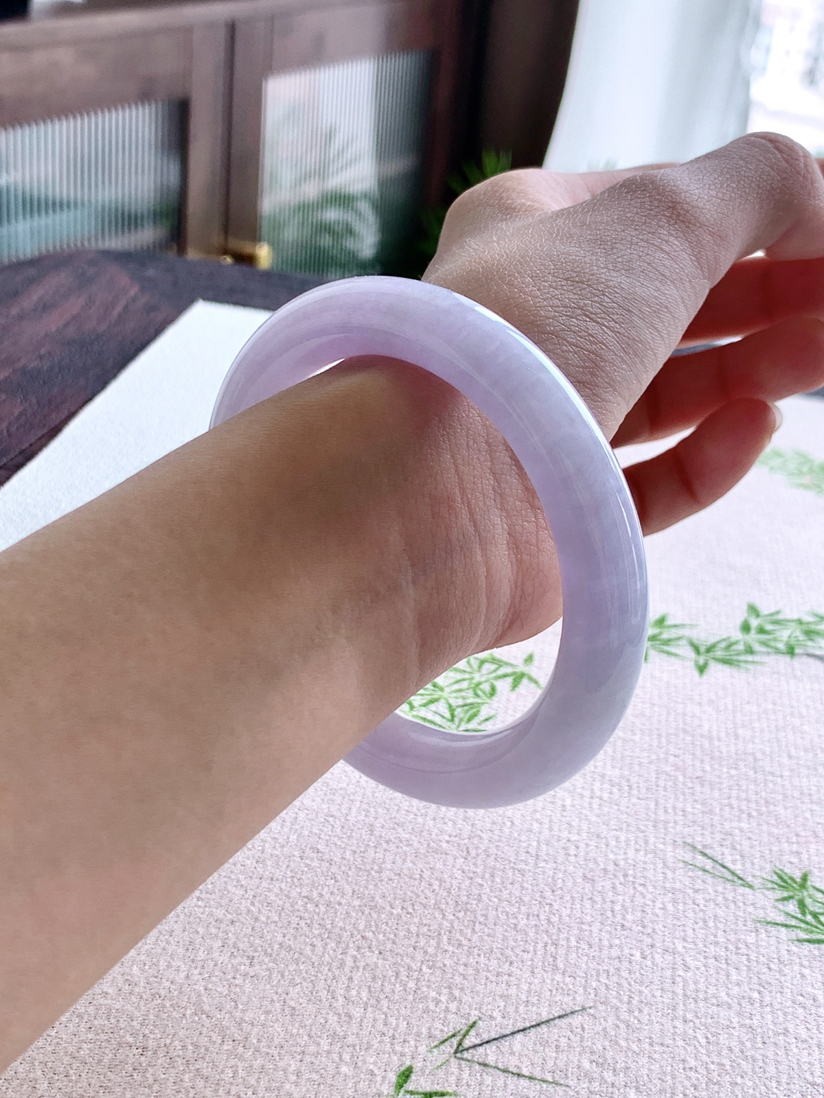 【手镯】️圆条 圈口 57 58
【尺寸】56.3-10.3-10.6
【说明】莫奈花园 冰紫罗兰 种老细腻 缅甸A货翡翠 完美