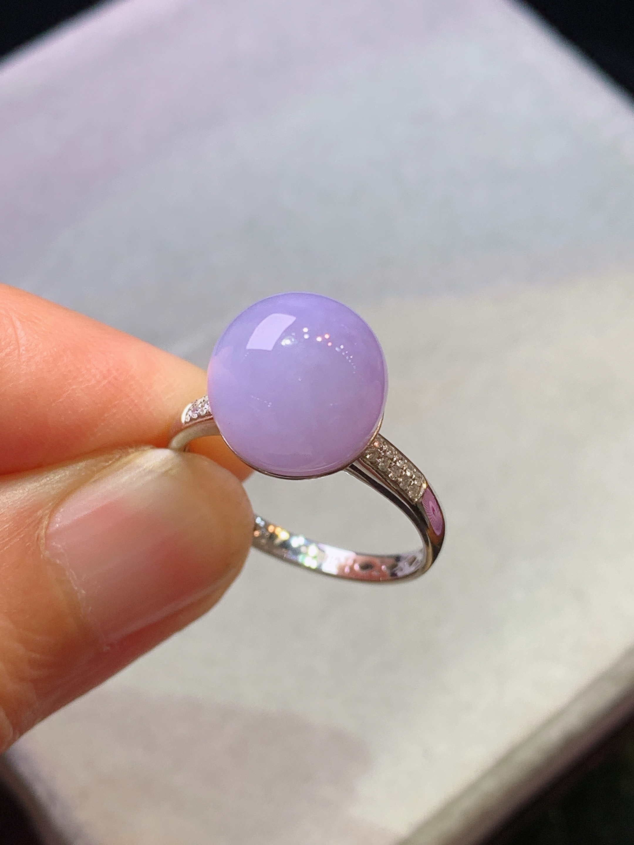 18k金钻镶嵌紫罗兰圆珠戒指 玉质细腻 色泽艳丽清新 水润亮眼 圈口13.5 整体尺寸10.5 b1
