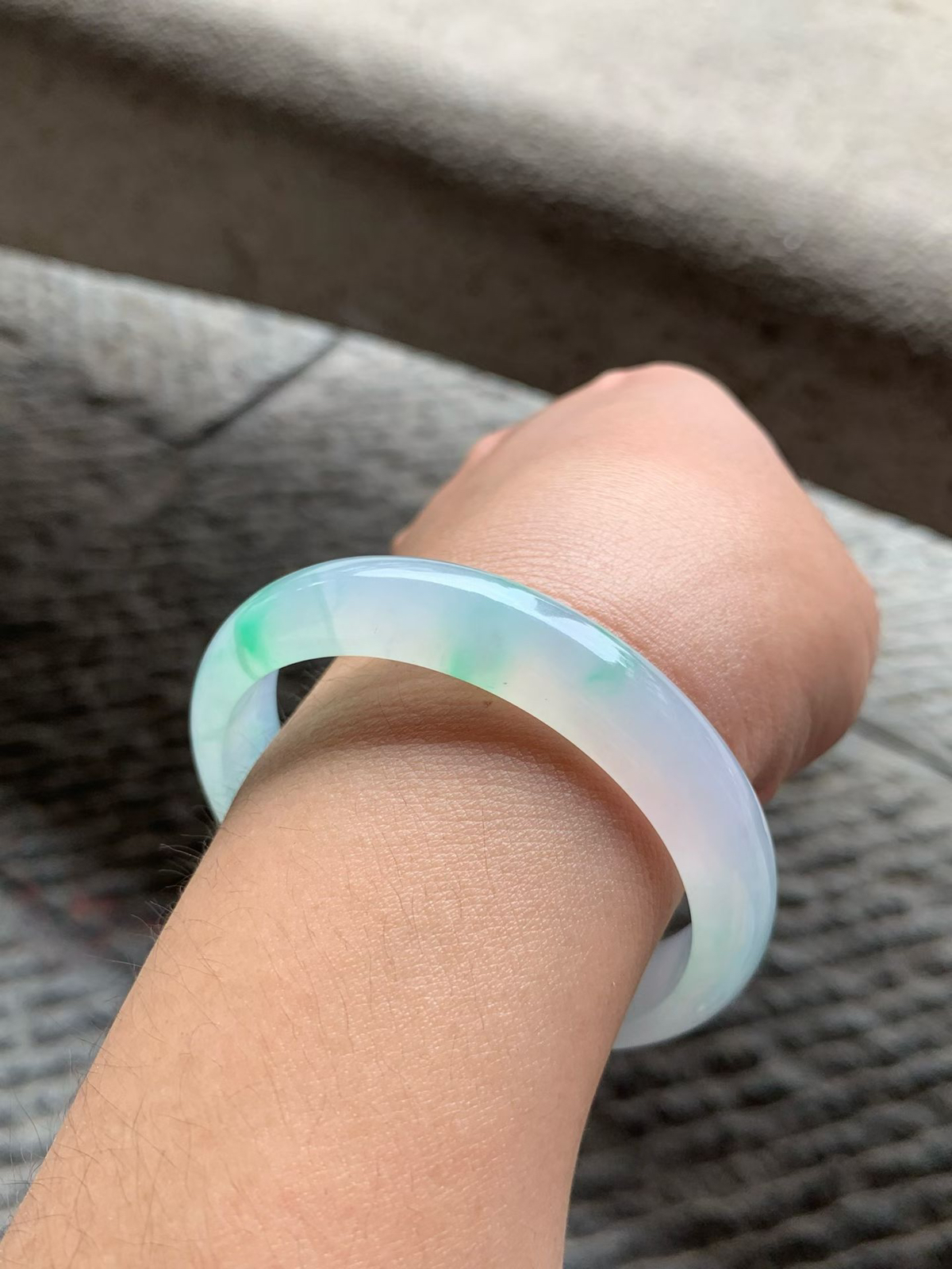 淡春彩正圈手镯尺寸55.8*12*7 老种通透，纯净细腻，胶感十足，紫绿相间，淡雅清新，上手灵气轻盈，清透感拉满！