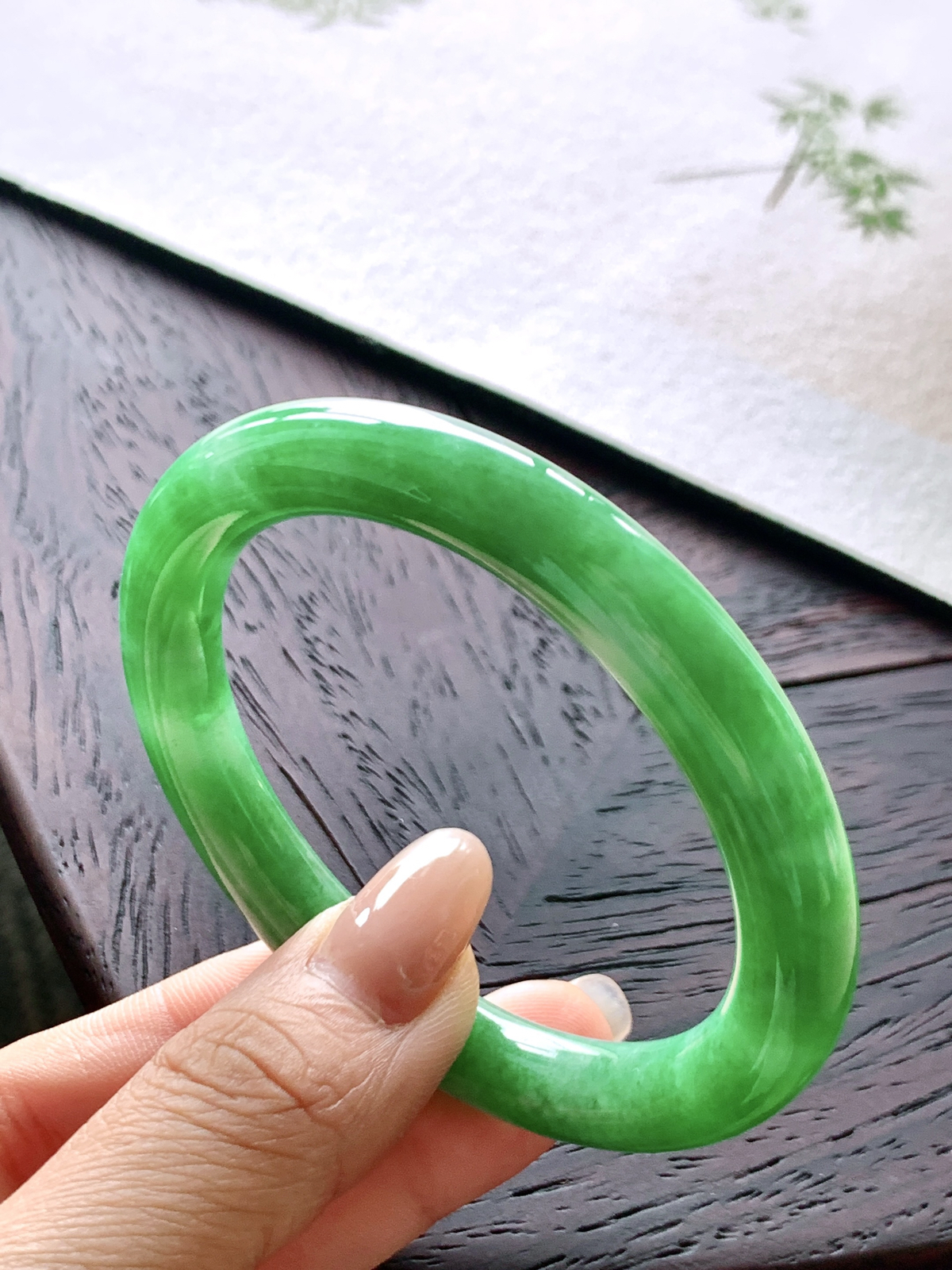 【手镯】️圆条 圈口 53 54
【尺寸】52.9-8.7-8.5
【说明】满绿凝脂 冰阳绿 满绿 小圈口 种老细腻 缅甸A货翡翠 有细纹