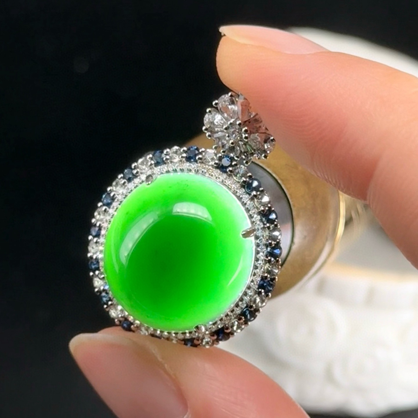 精品18k墨翠蛋面吊坠 种好色正 黑度极好 打灯通透去油性十足 尺寸30.2