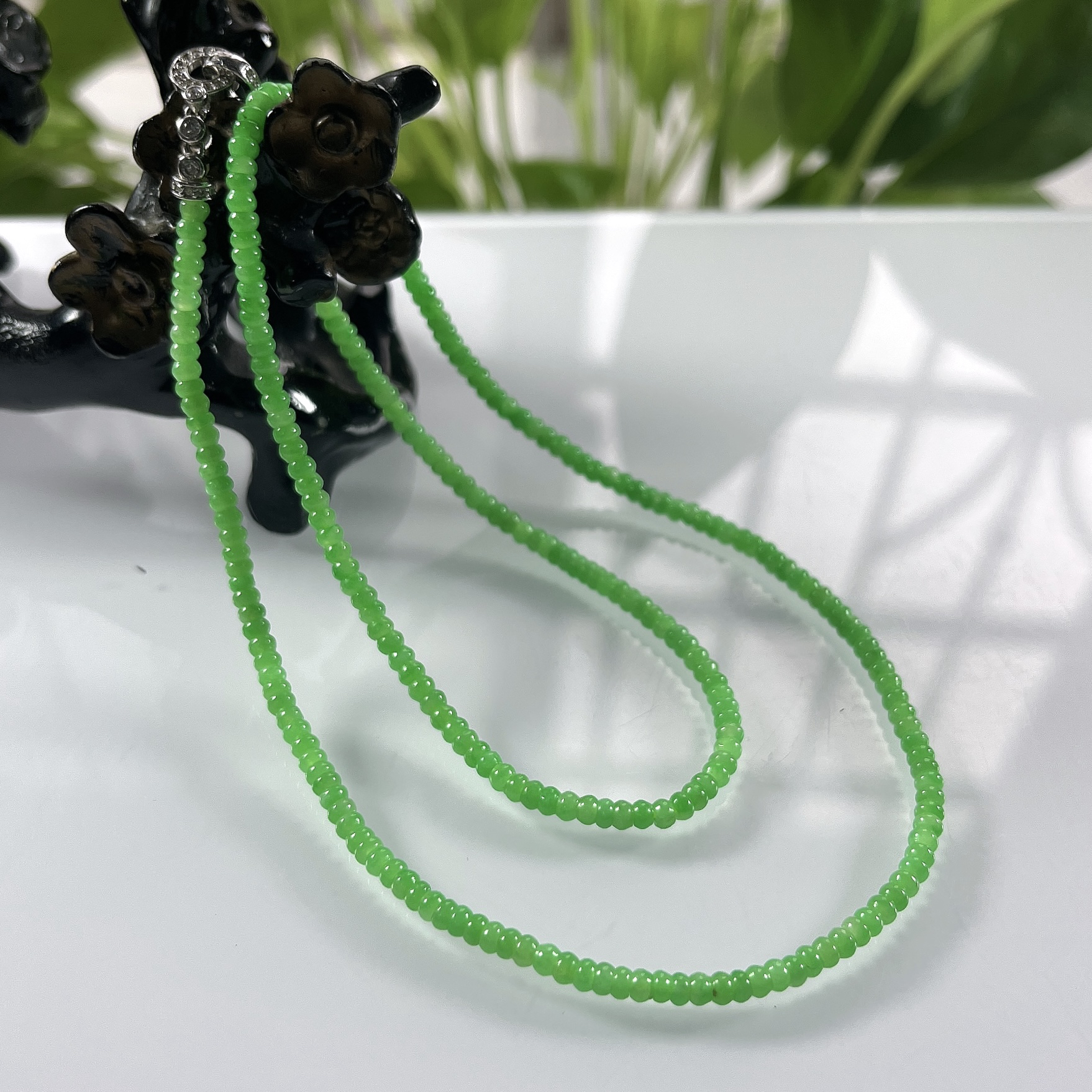 缅甸天然翡翠A货，卡3冰种满绿阳绿小算盘珠锁骨项链，尺寸：3mm/260颗，长度510mm，重量：10.18g