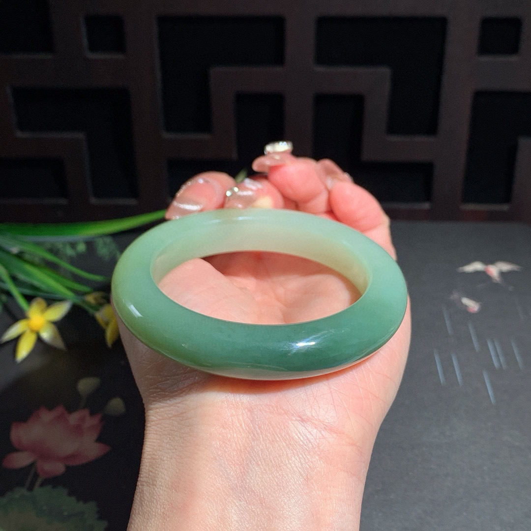 和田玉54圈口翠青手镯！玉质细腻油润 底色纯净 脂粉好，品质高。