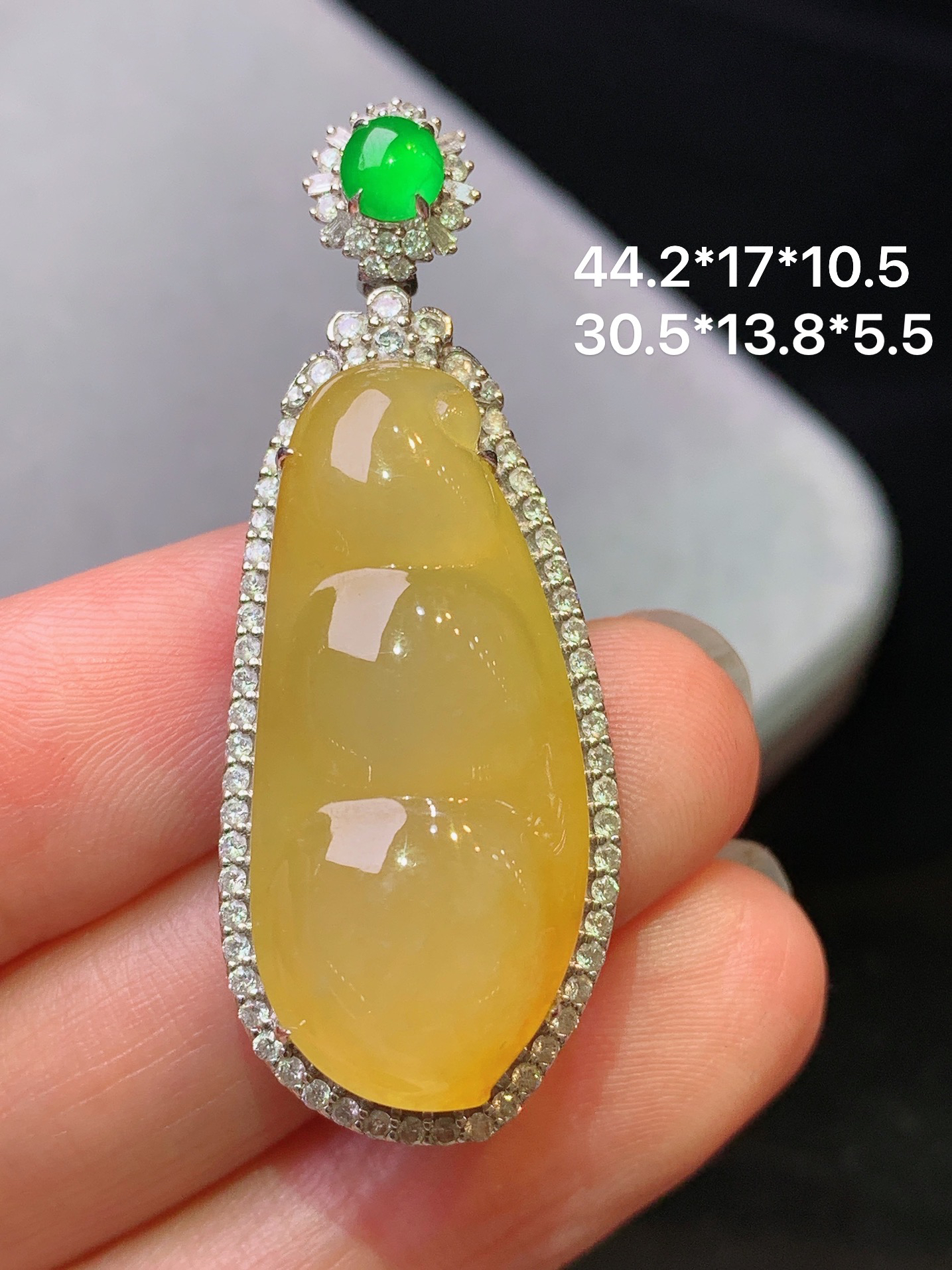 18k金钻镶嵌黄翡四季豆吊坠 玉质细腻 色泽艳丽清新 水润亮眼 整体尺寸44.2*17*10.5b1